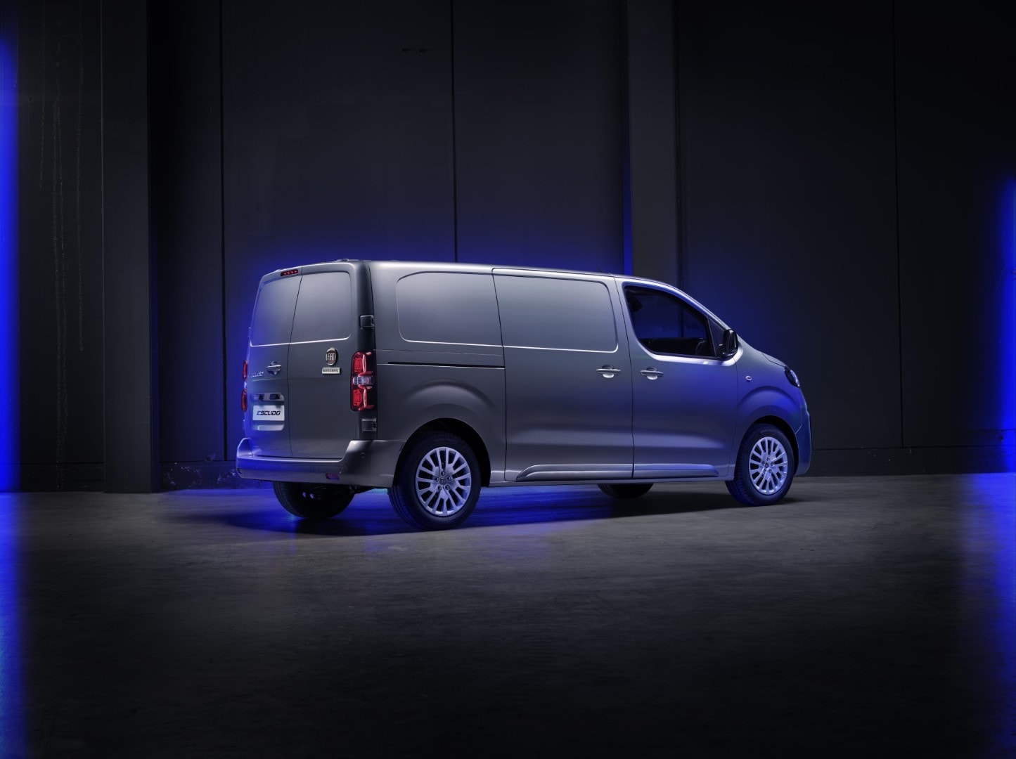 Imagen del Fiat Scudo eléctrico resaltando la trasera y lateral en un ambiente de estudio.