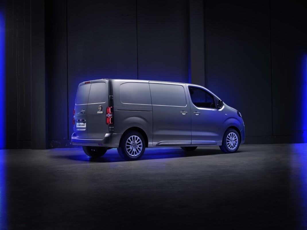 Imagen del Fiat Scudo eléctrico resaltando la trasera y lateral en un ambiente de estudio. Imagen del Fiat Scudo eléctrico resaltando la trasera y lateral en un ambiente de estudio.