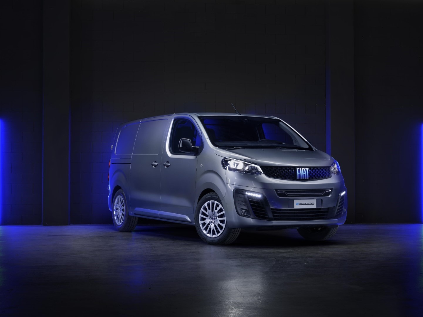 Vista angulada delantera-lateral del Fiat Scudo eléctrico en estudio
