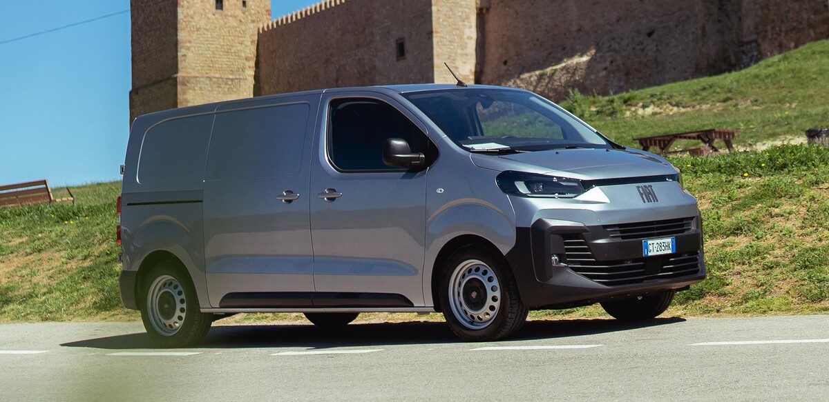 Vista lateral del Fiat Scudo eléctrico mostrando líneas modernas y compactas. Vista lateral del Fiat Scudo eléctrico mostrando líneas modernas y compactas.