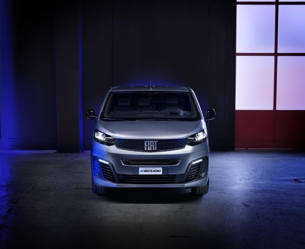 Vista frontal del Fiat Scudo eléctrico destacando la iluminación LED Vista frontal del Fiat Scudo eléctrico destacando la iluminación LED