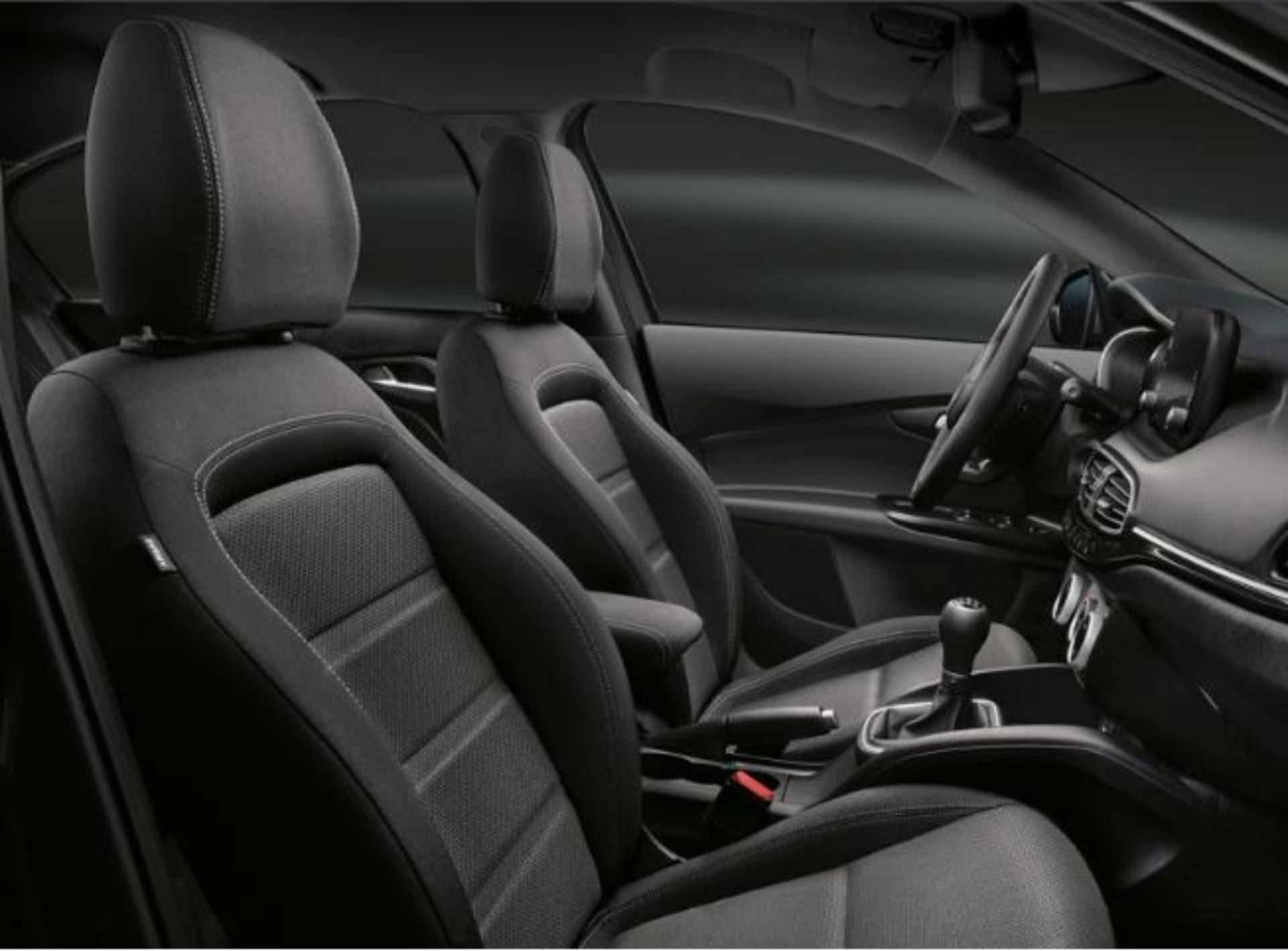 Vista de los asientos deportivos con tapicería de primera calidad.