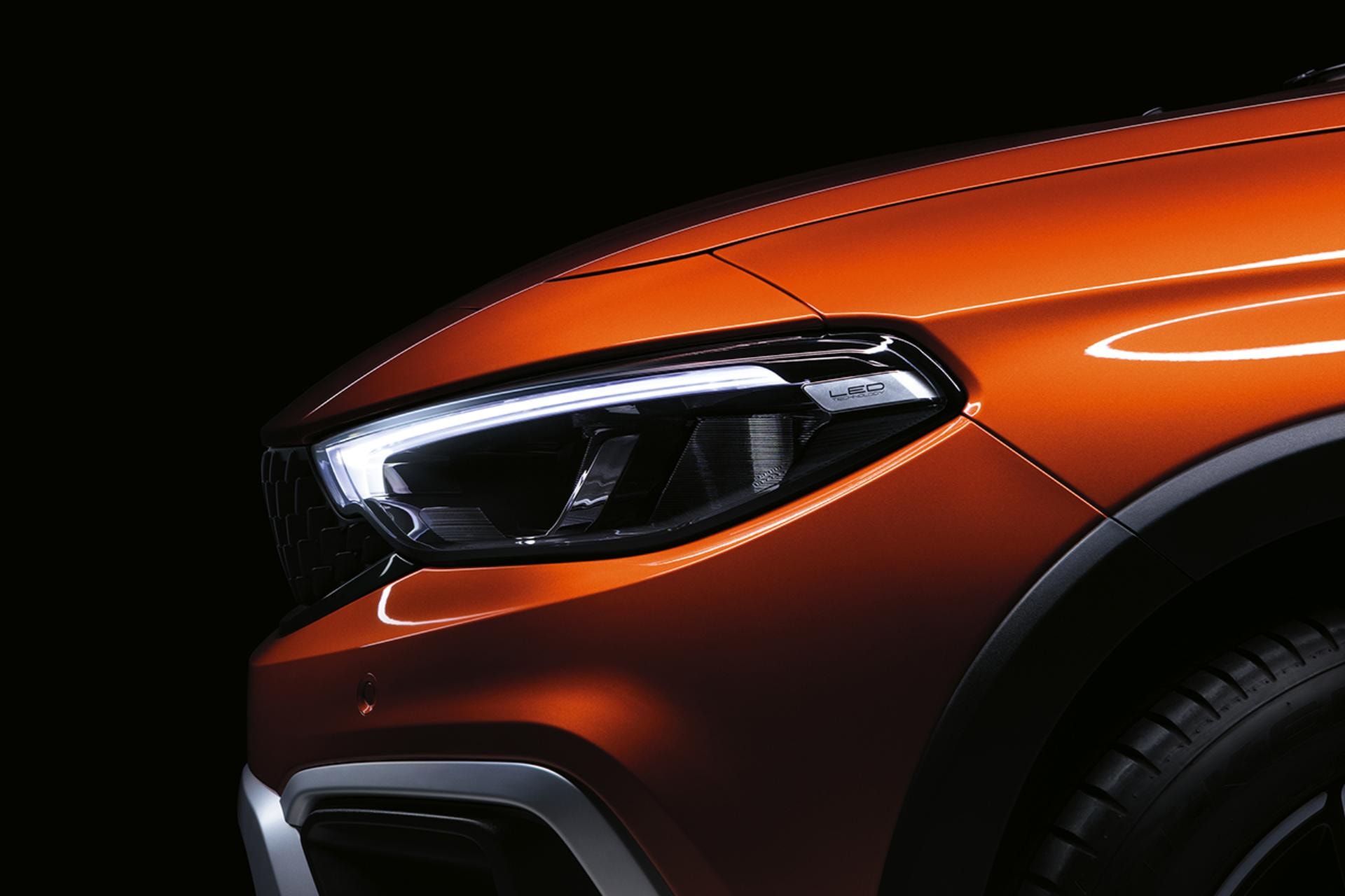 Primer plano de la óptica delantera del Fiat Tipo 5P, foco en el diseño de la luz LED.