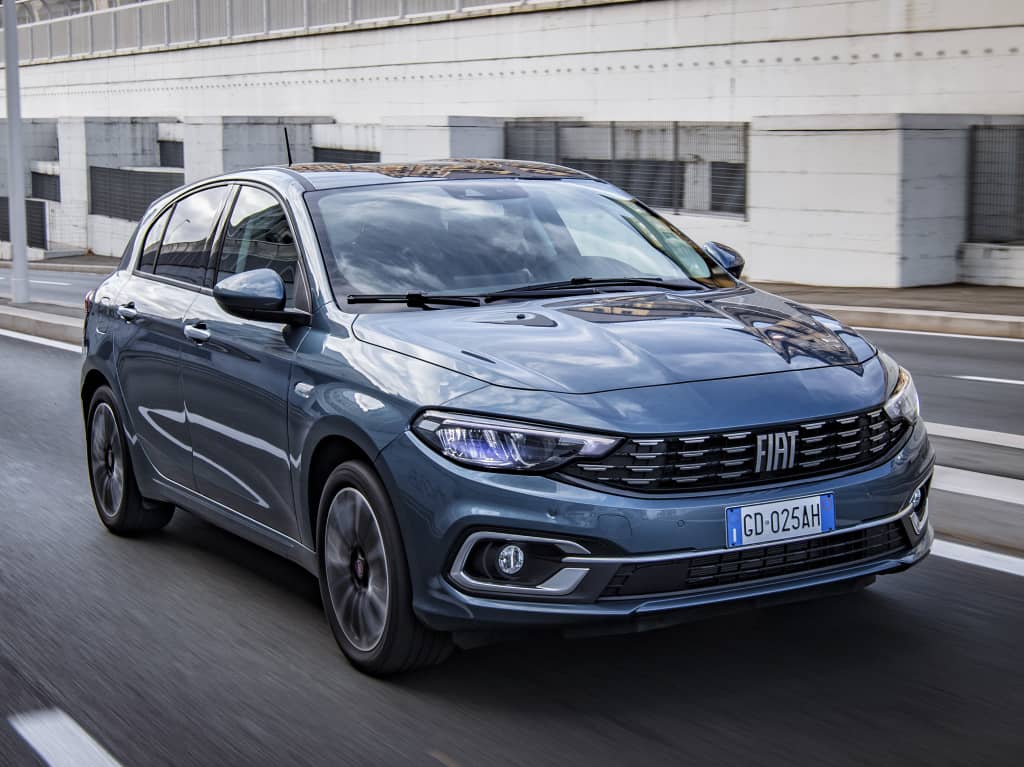 Fiat Tipo 5P en acción, resaltando su línea y diseño frontal en entorno urbano