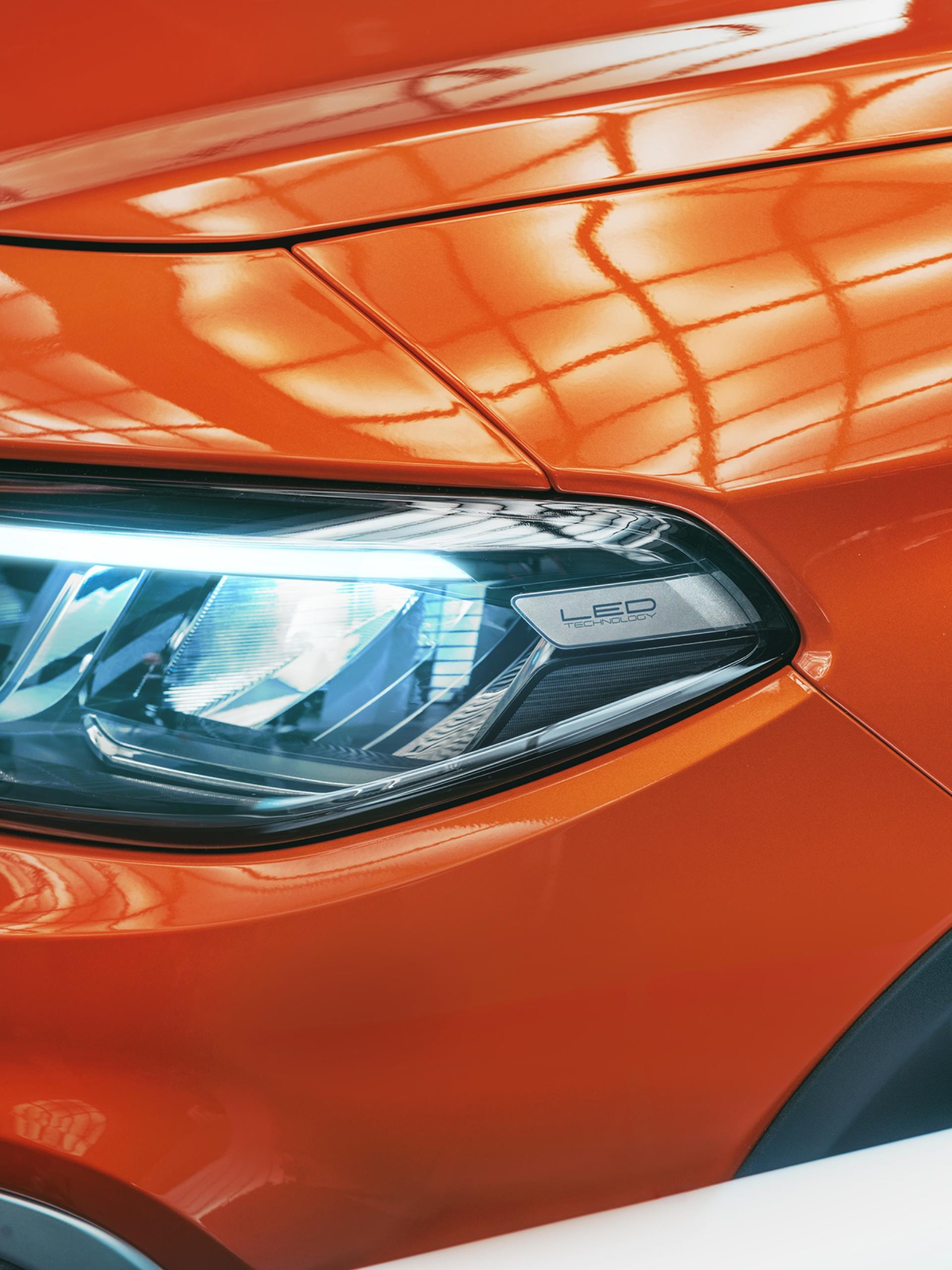 Detalle de los faros LED del Fiat Tipo 5P, resaltando su tecnología y diseño.