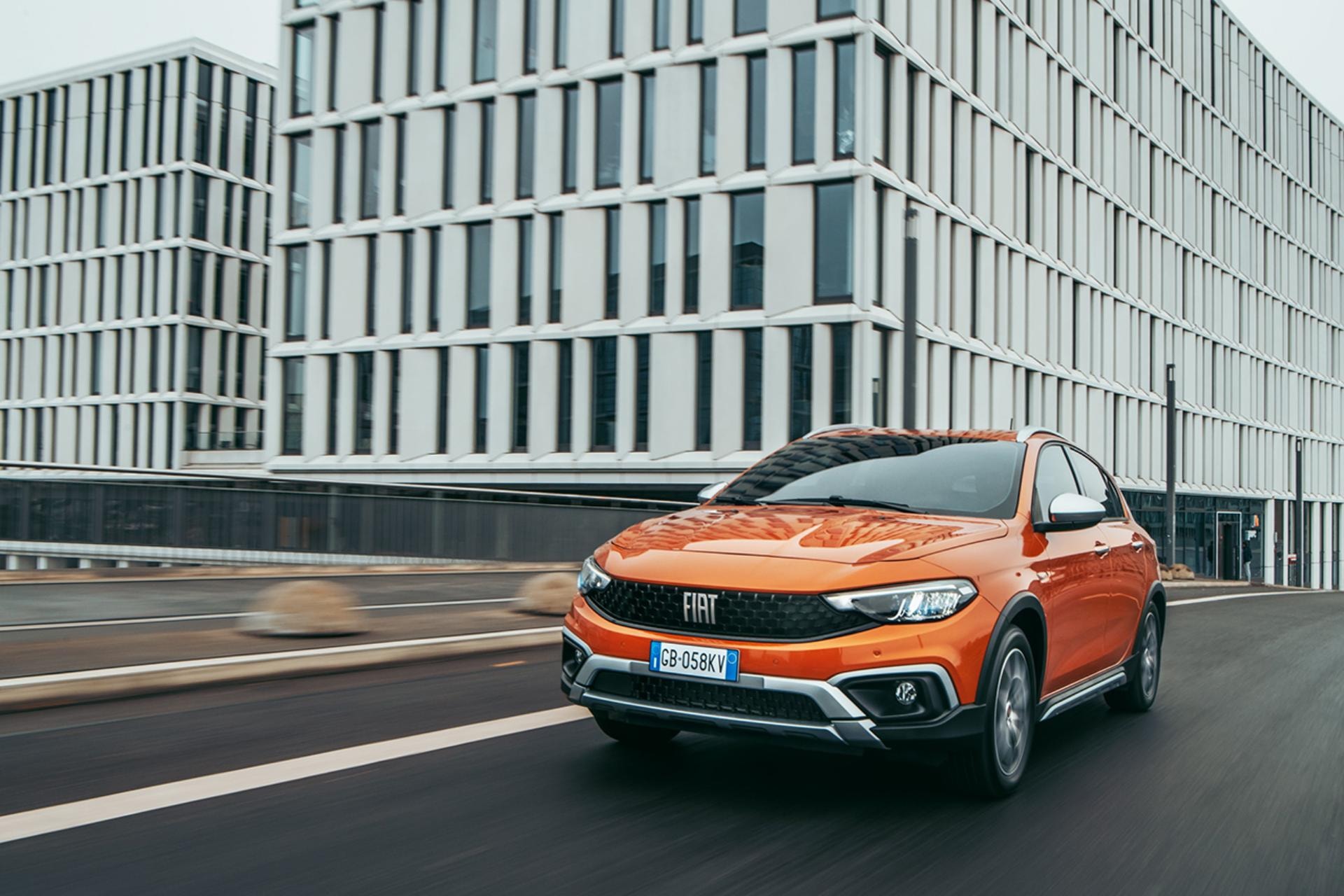 Imagen dinámica del Fiat Tipo 5P en la calle, enfatizando su diseño frontal y la parrilla.