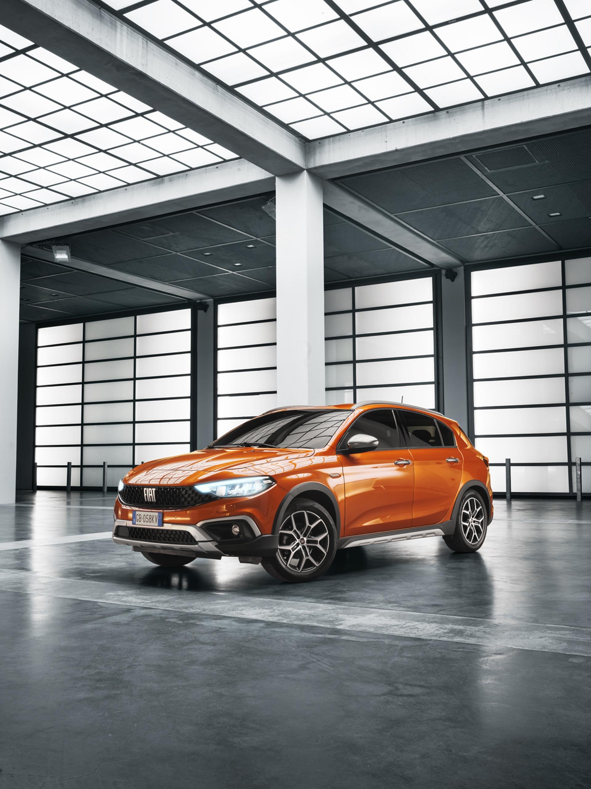 Imagen frontal del Fiat Tipo 5P, mostrando el diseño de su parrilla y faros.