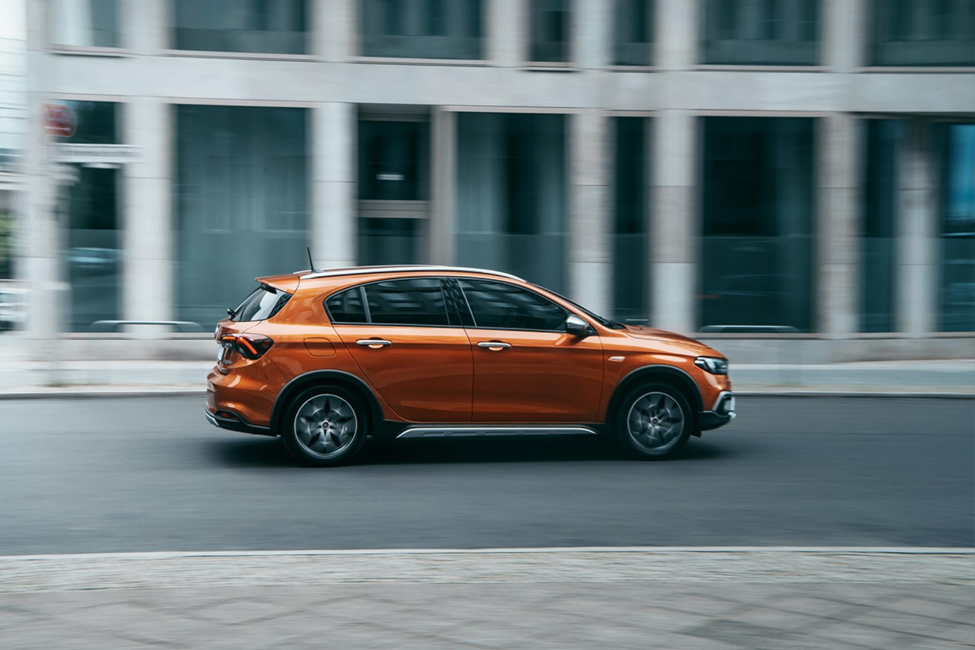 Muestra del Fiat Tipo 5P en movimiento, resaltando su dinamismo urbano y líneas fluidas.