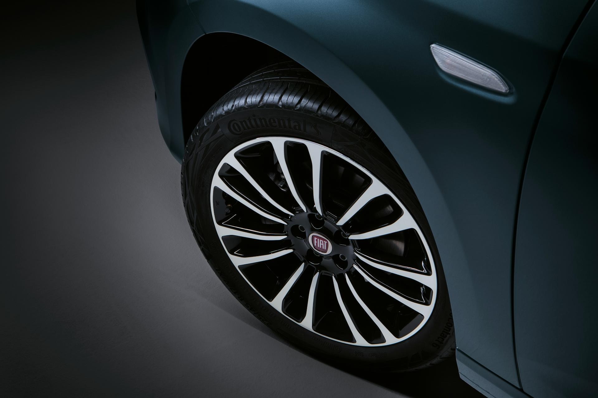 Detalle de la llanta deportiva del Fiat Tipo 5P con diseño bicolor.