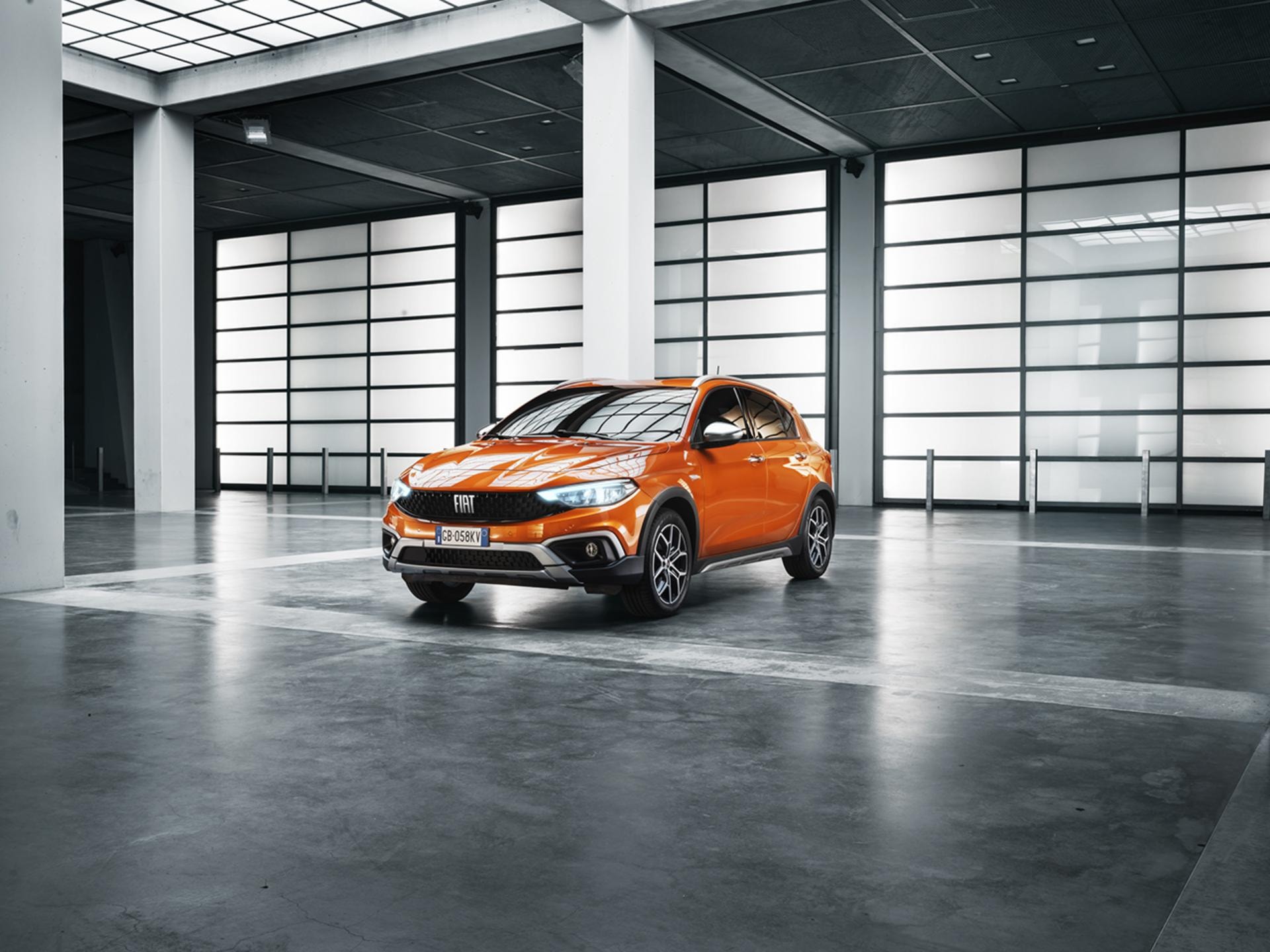 Fiat Tipo 5P desde un ángulo frontolateral en un entorno industrial.