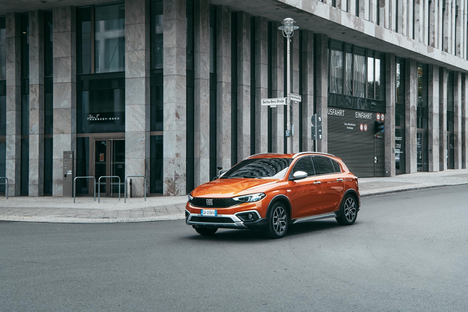 Fiat Tipo 5P en movimiento, destacando su frontal y diseño lateral.