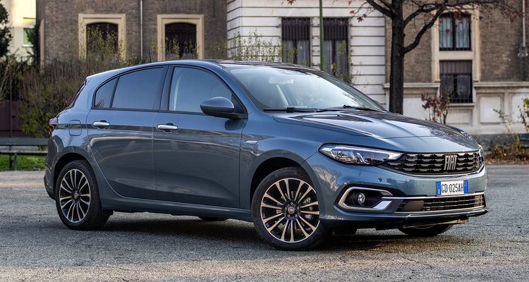 Vista lateral y delantera del Fiat Tipo 5P, destacando su diseño dinámico