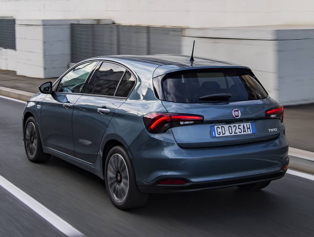 Imagen en movimiento del Fiat Tipo 5P desde una perspectiva trasera lateral