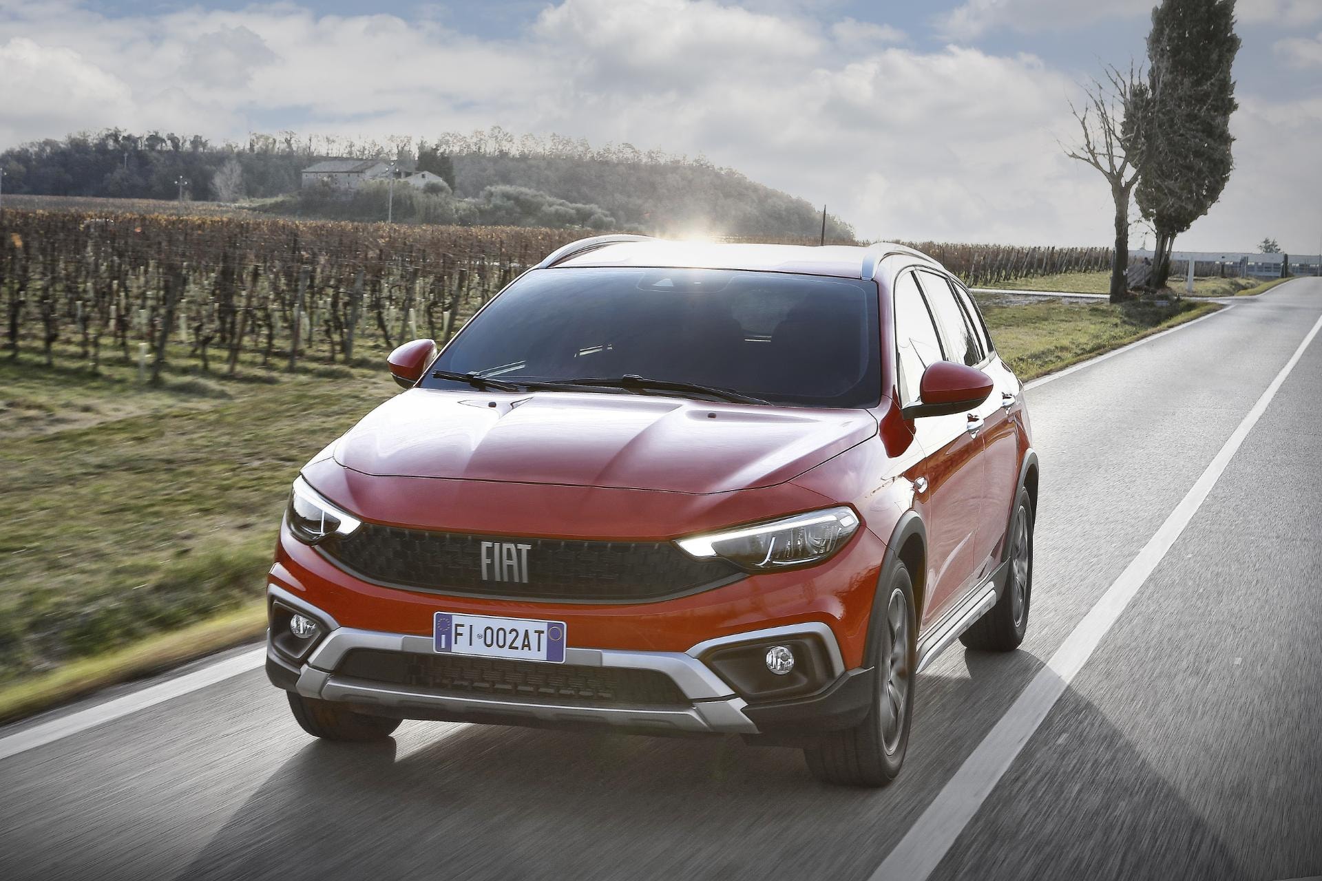 Imagen frontal en movimiento del Fiat Tipo, destacando su grille y faros que aportan un toque agresivo.
