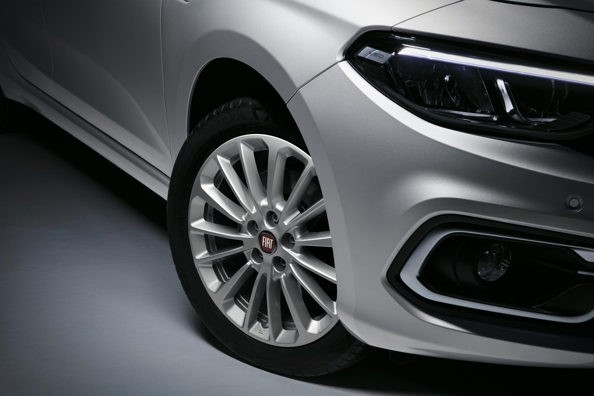 Detalle de llanta con diseño exclusivo del Fiat Tipo 5P.