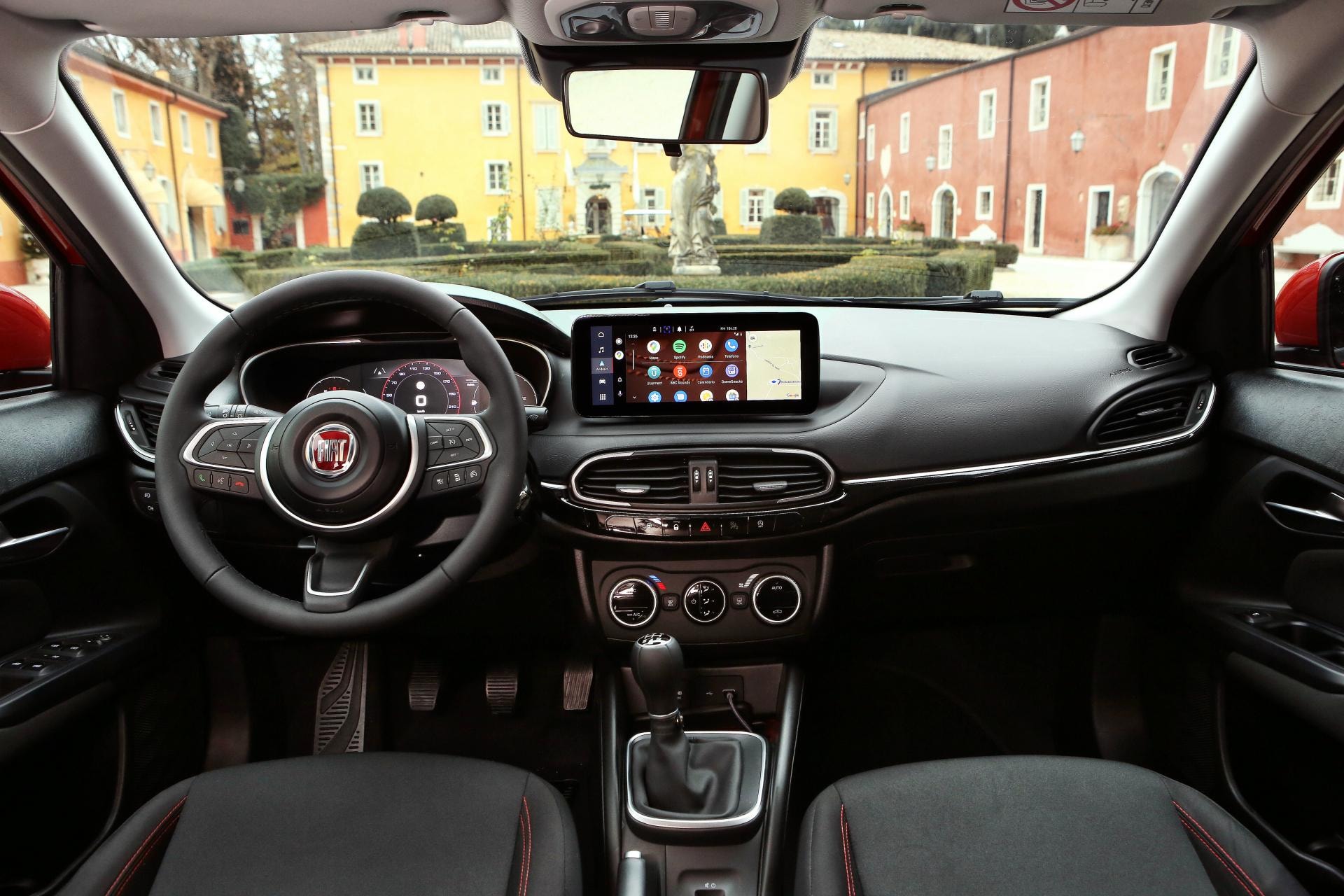 Interior del Fiat Tipo 5P con acabados refinados y sistema de infoentretenimiento actualizado.