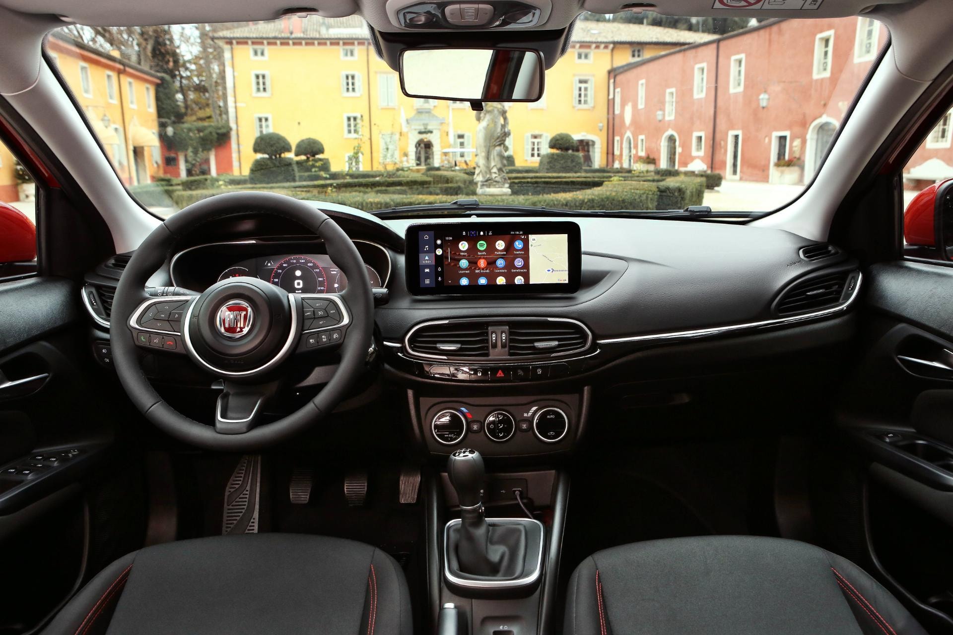 Interior del Fiat Tipo 5P con acabados refinados y sistema de infoentretenimiento actualizado.