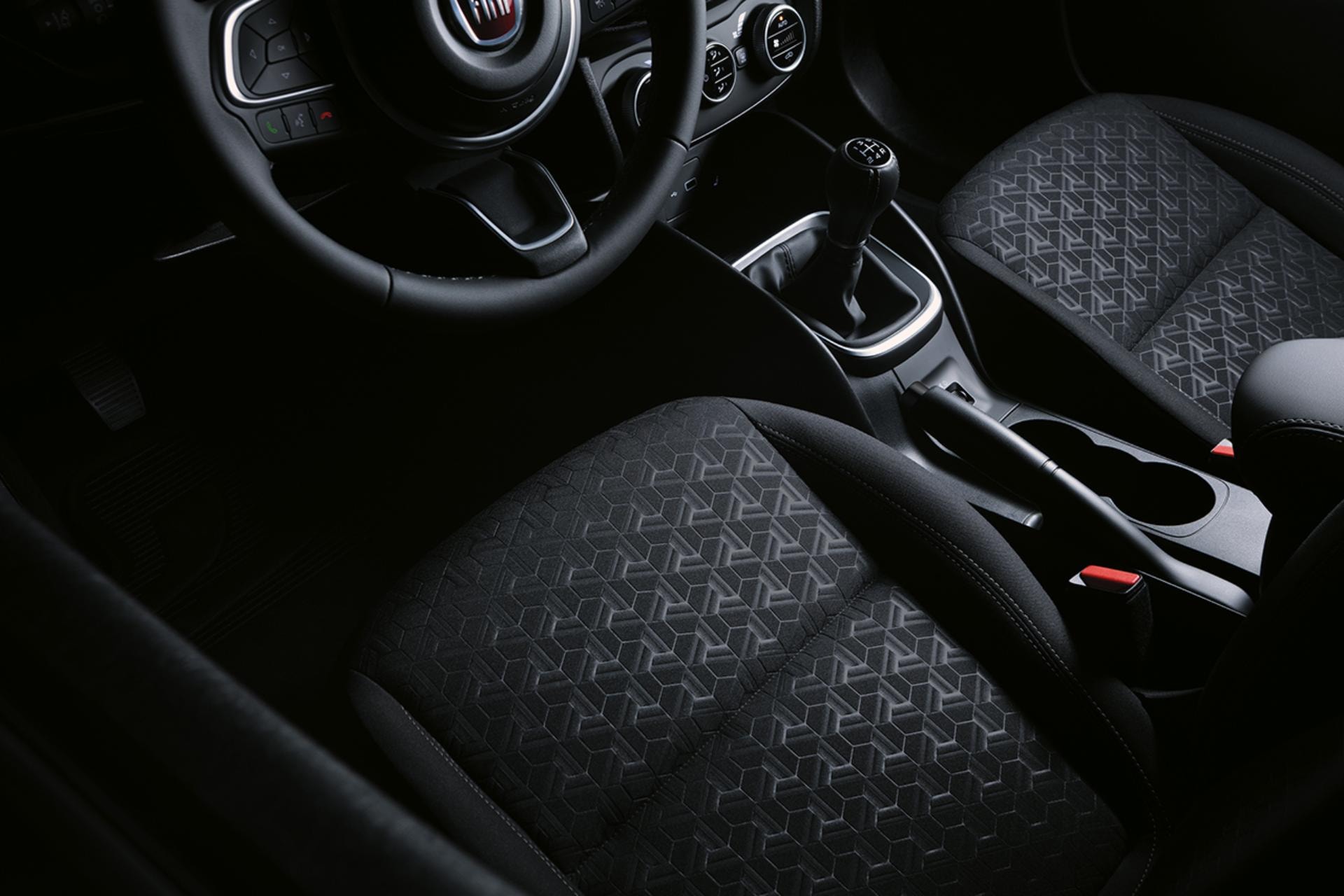 Detalle del diseño de la tapicería y consola central del Fiat Tipo 5P.