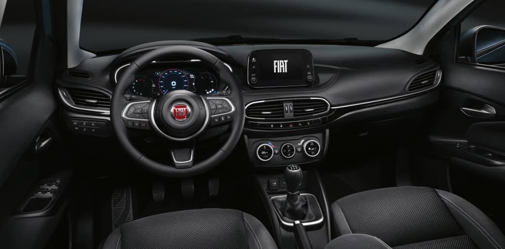 Interior del Fiat Tipo mostrando el volante y el sistema de infoentretenimiento