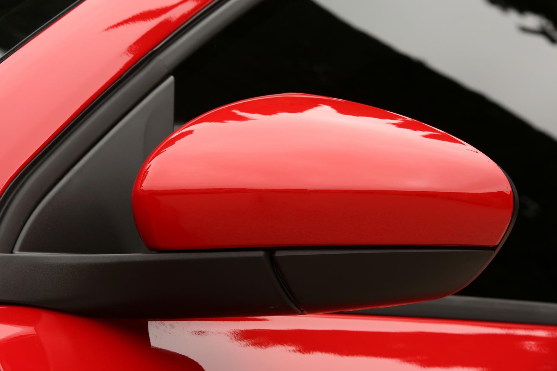 Vista del habitáculo del Fiat Tipo 5P con iluminación tenue.