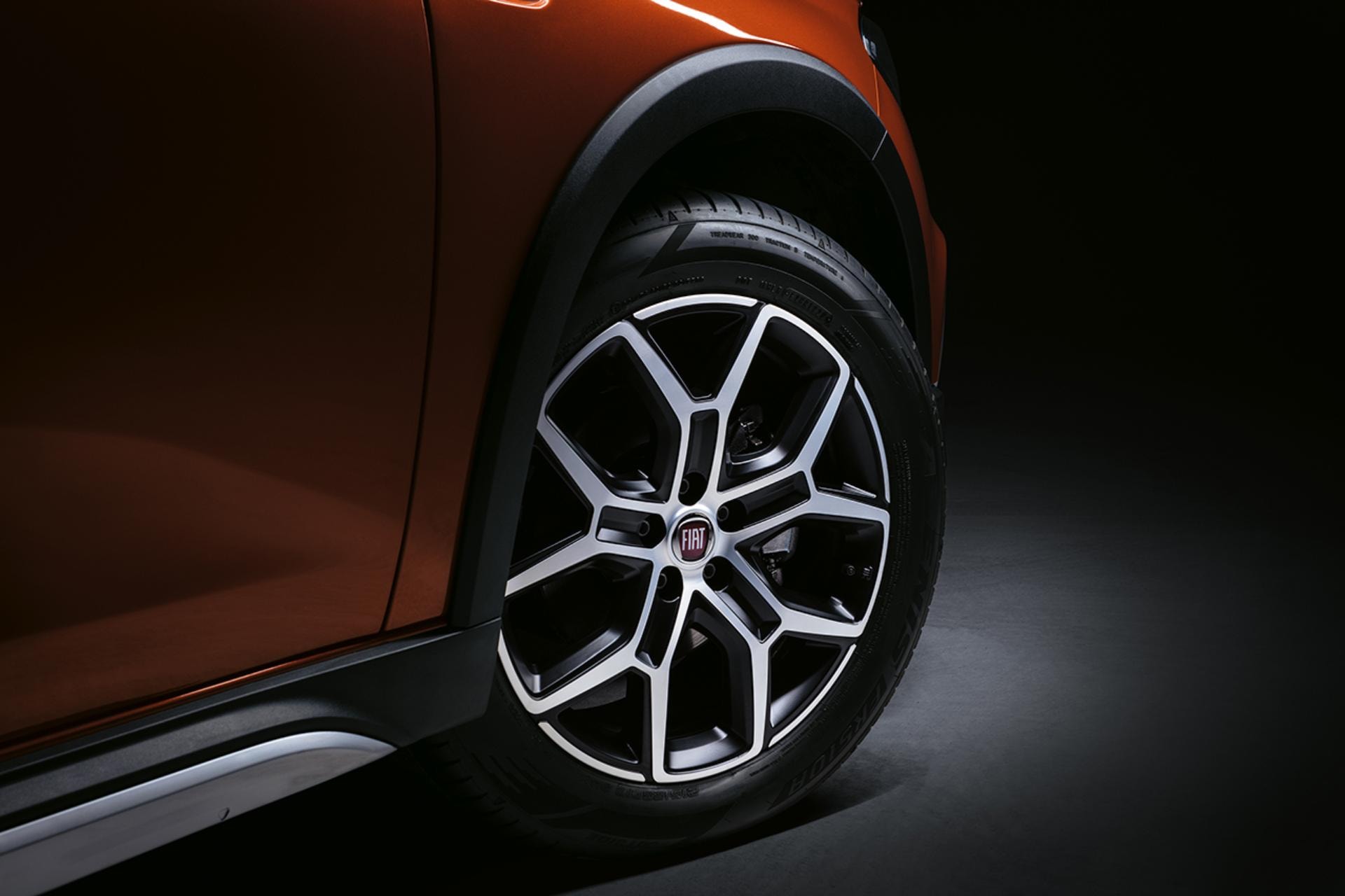 Detalle preciso de la llanta de aleación de Fiat Tipo 5P, diseño moderno y robusto.