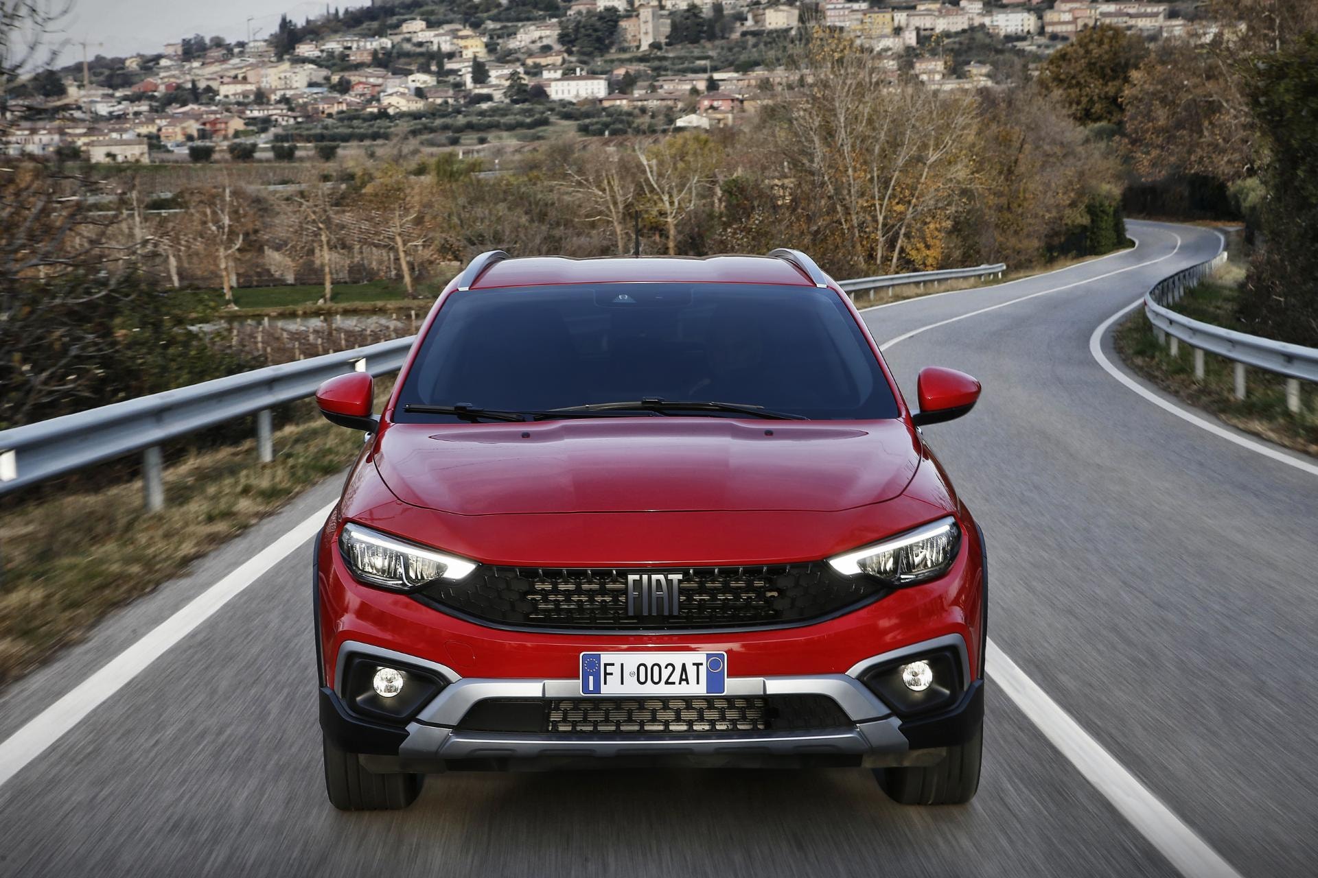 Vista dinámica frontal del nuevo Fiat Tipo, mostrando una parrilla y óptica frontal con estilo renovado.