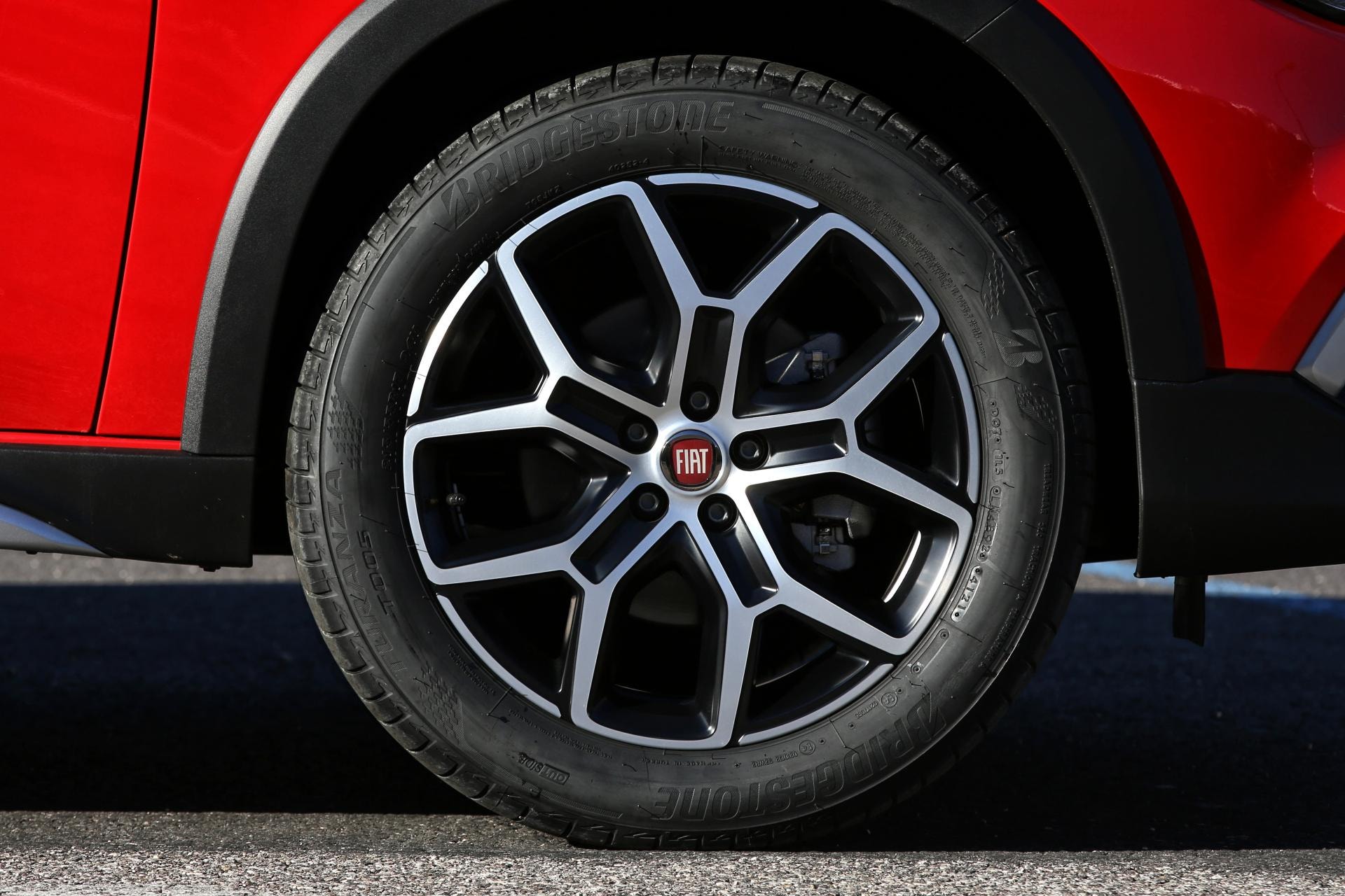 Llantas de aleación con el logo de Fiat en el centro, diseño deportivo.