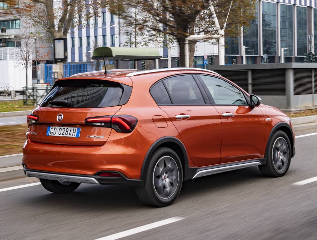 Ángulo trasero lateral del Fiat Tipo Cross circulando, muestra su carácter aventurero.