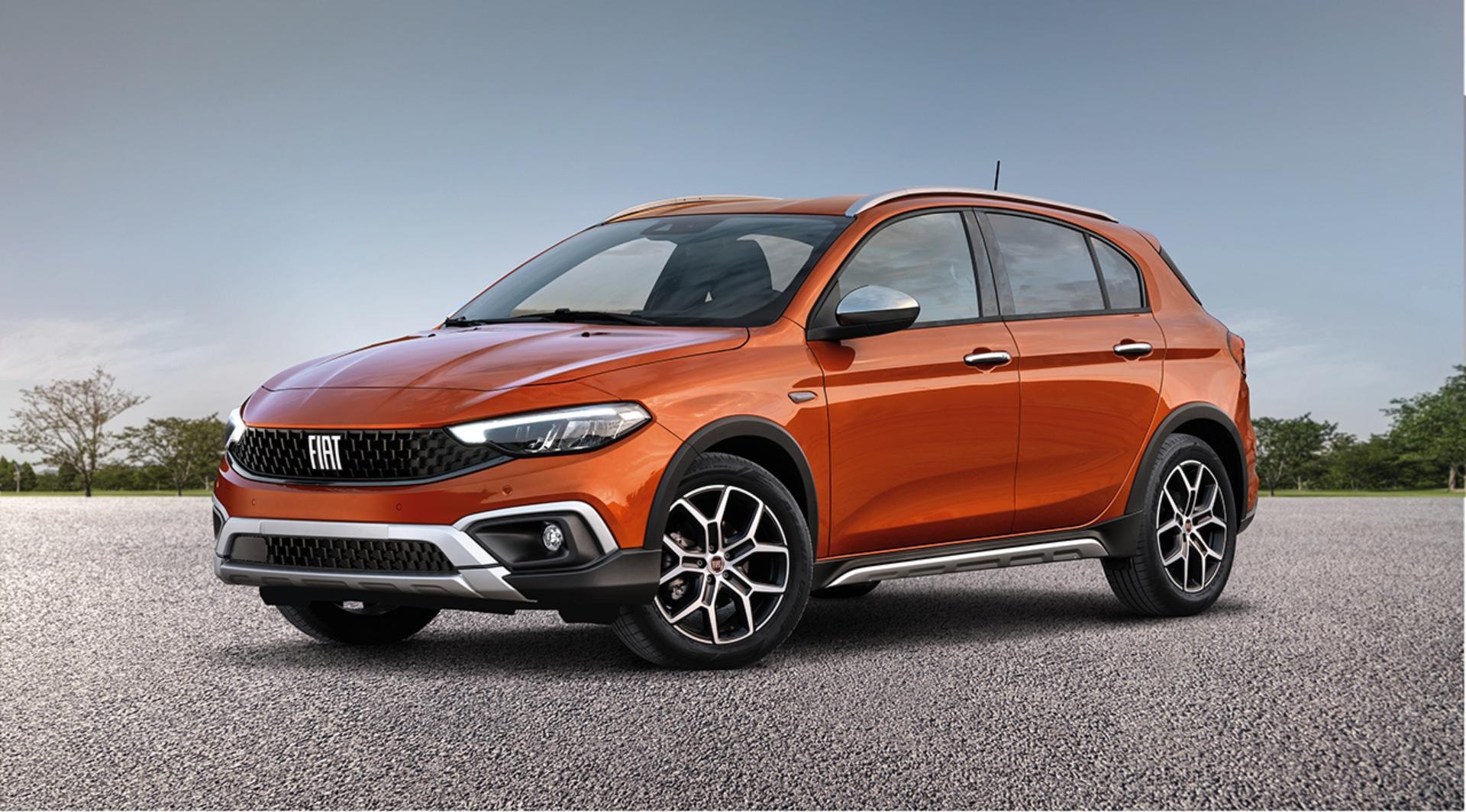Fiat Tipo Cross muestra una estética deportiva y compacta.