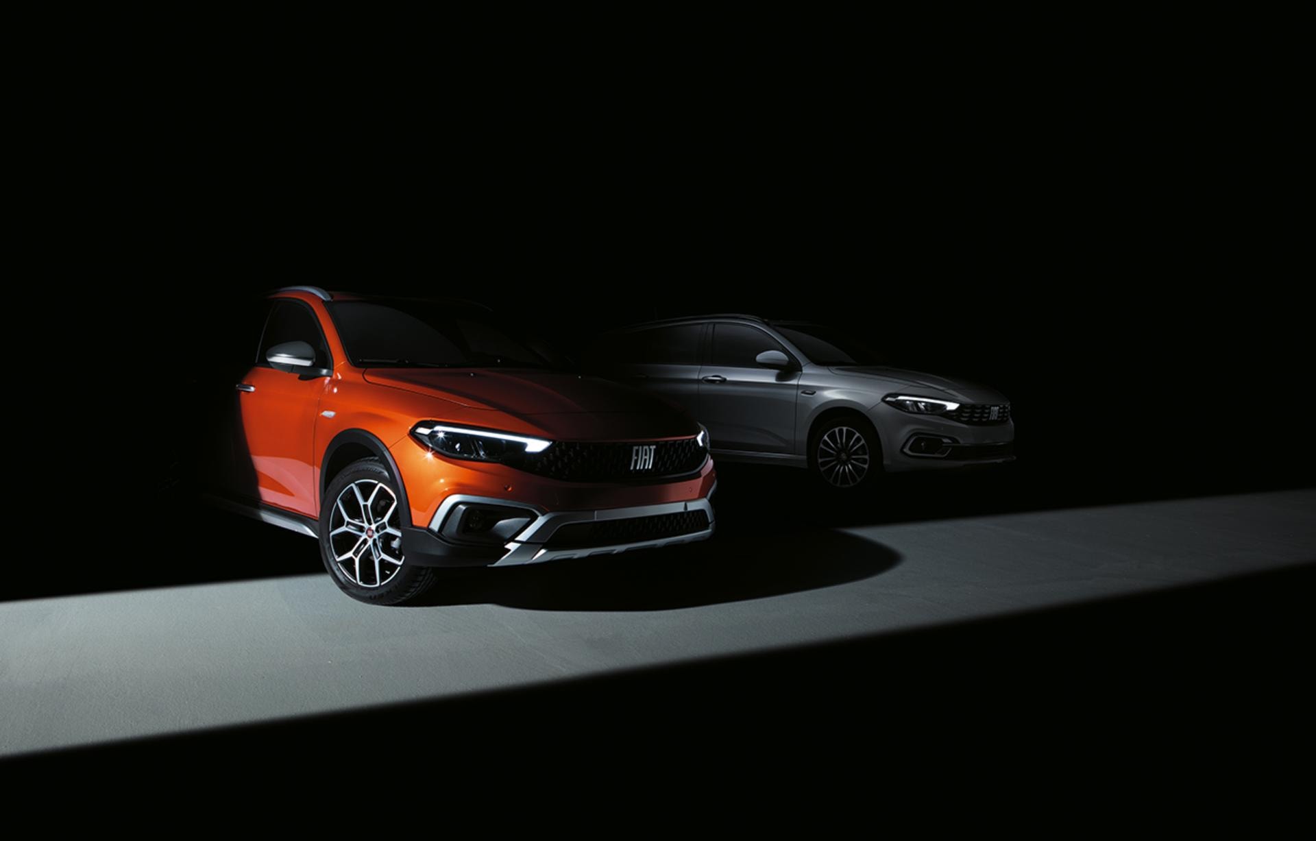 Dos Fiat Tipo Cross mostrando su diseño frontal y lateral.