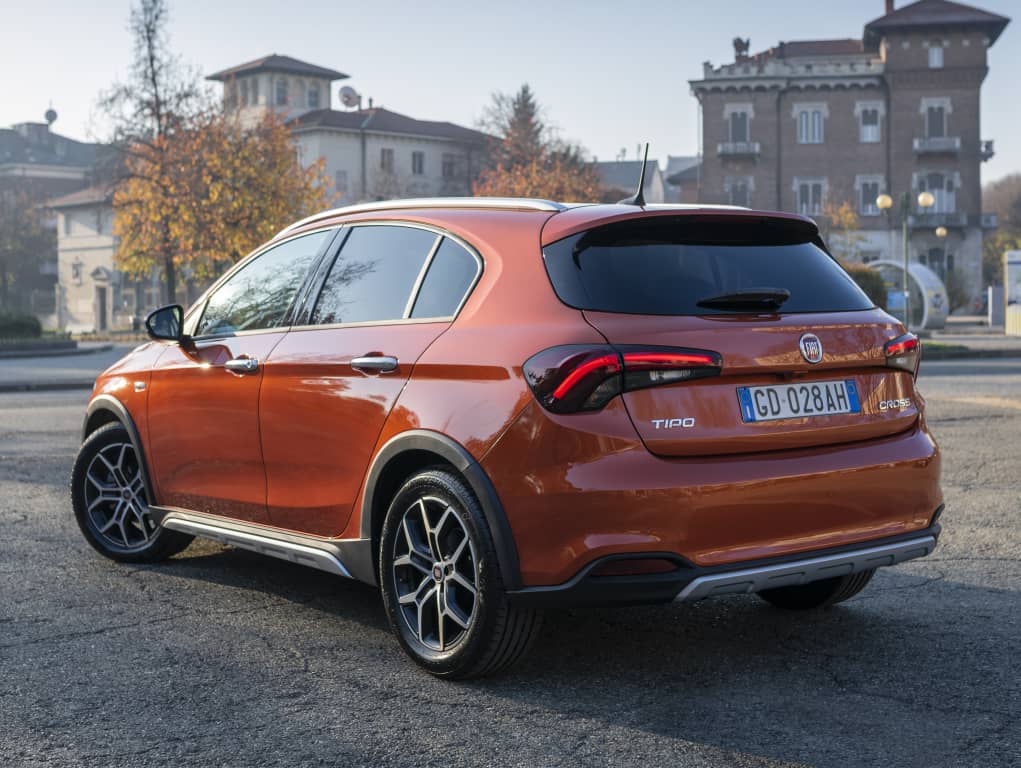 Perspectiva trasera y lateral del Fiat Tipo Cross destacando su diseño.