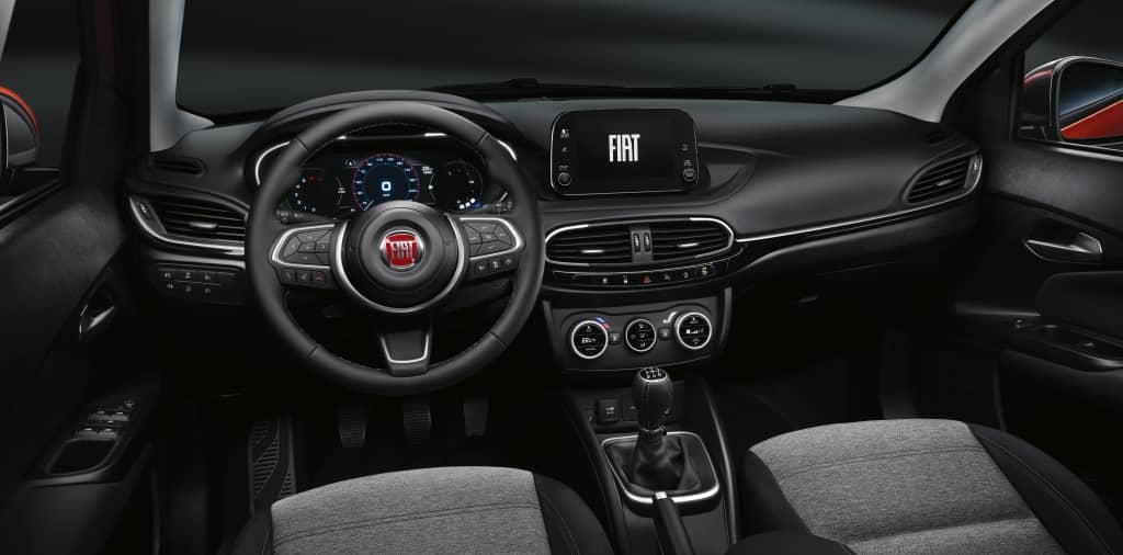 Cabina del Fiat Tipo Cross, que combina ergonomía y estilo moderno.