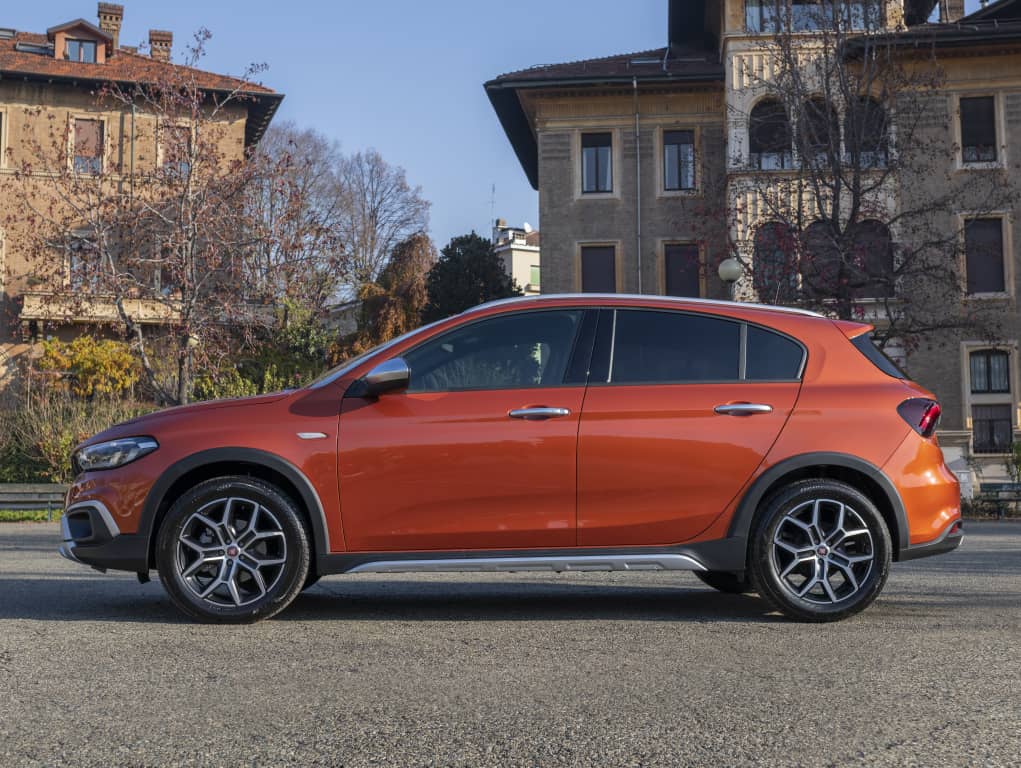 Líneas laterales del Fiat Tipo Cross mostrando su diseño robusto y moderno.