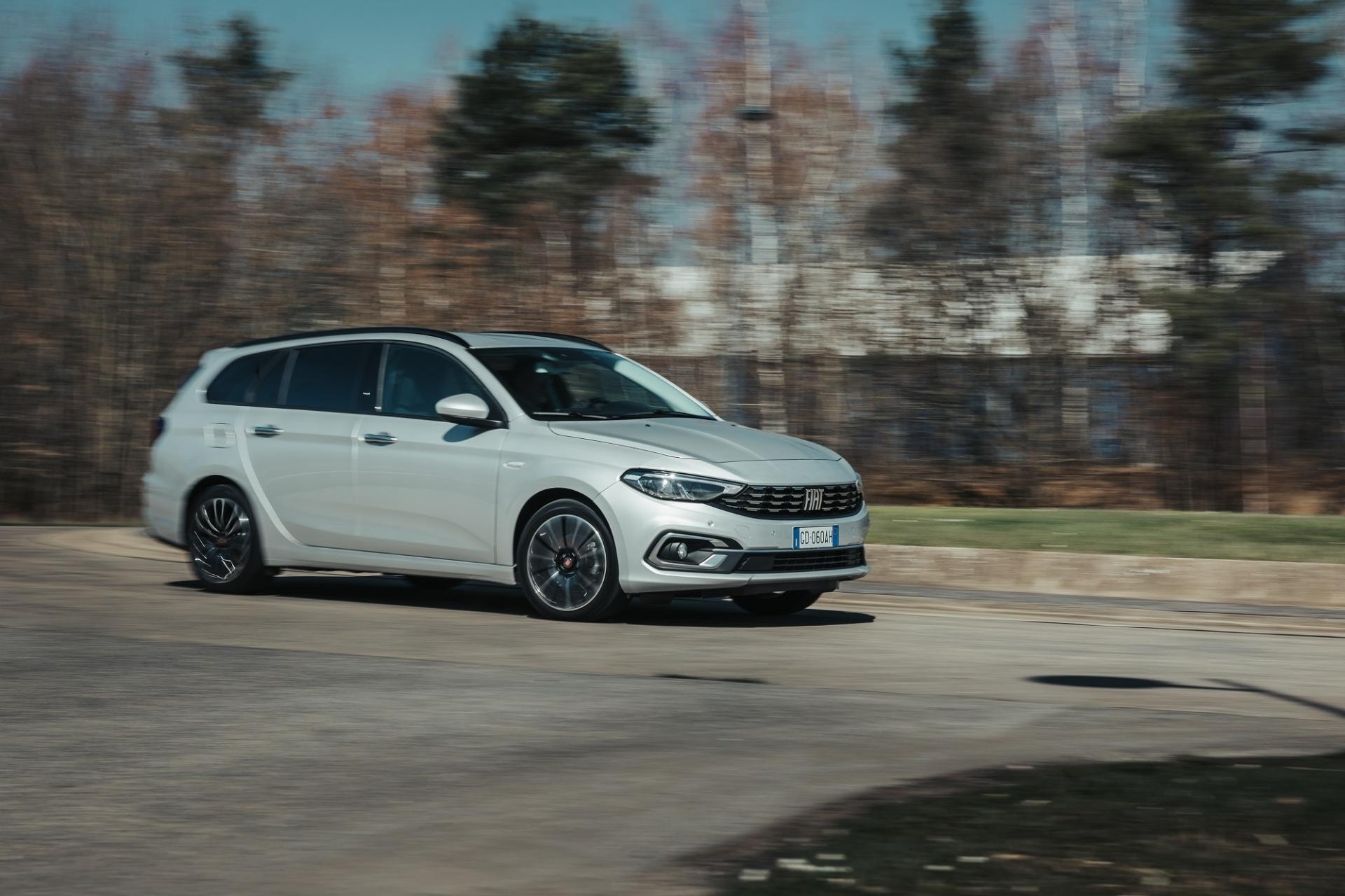 El Tipo SW en movimiento, resaltando su perfil aerodinámico y dinámico.