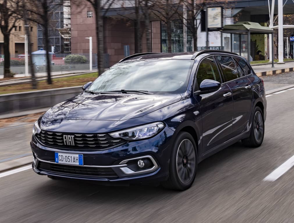 Delantera del Fiat Tipo SW capturando su esencia dinámica en la ciudad.