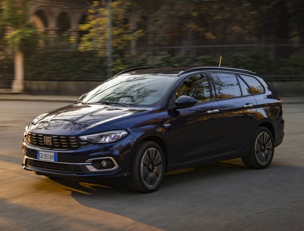 El Fiat Tipo SW en movimiento, mostrando su estilo urbano.