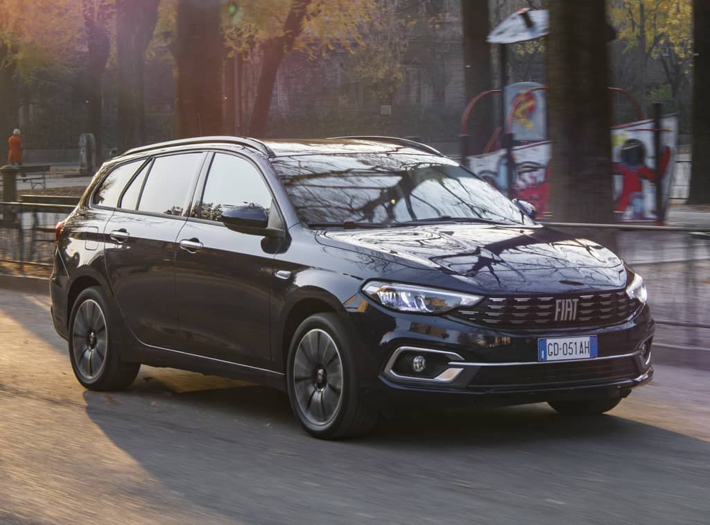 Vista que combina frontal y lateral del Fiat Tipo SW resaltando su modernidad.