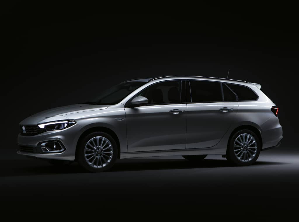 Perfil elegante del Fiat Tipo SW con iluminación que acentúa sus líneas.