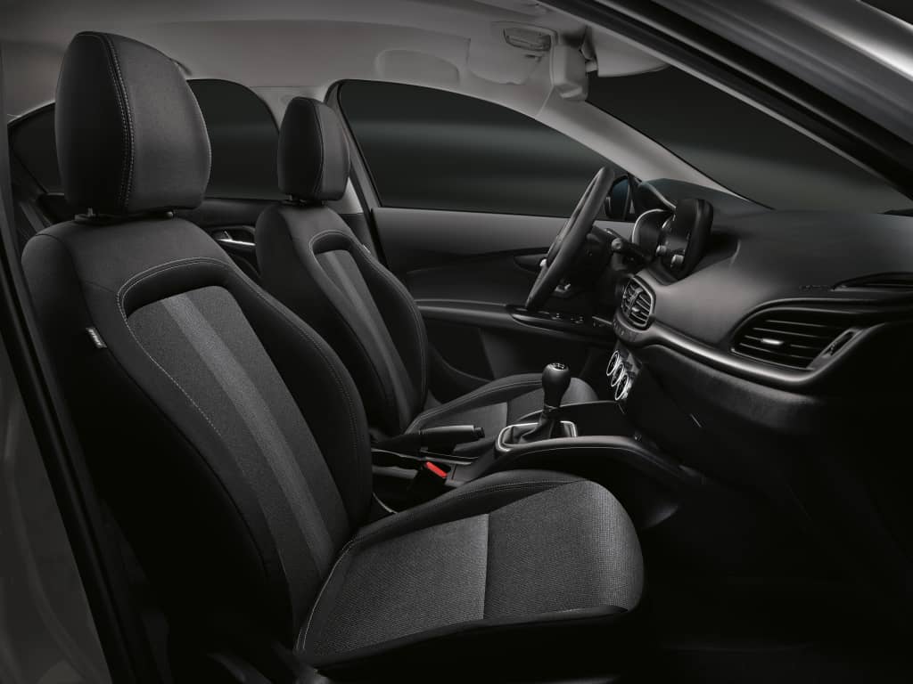 Interior del Fiat Tipo SW, exhibiendo comodidad y ergonomía en sus asientos.