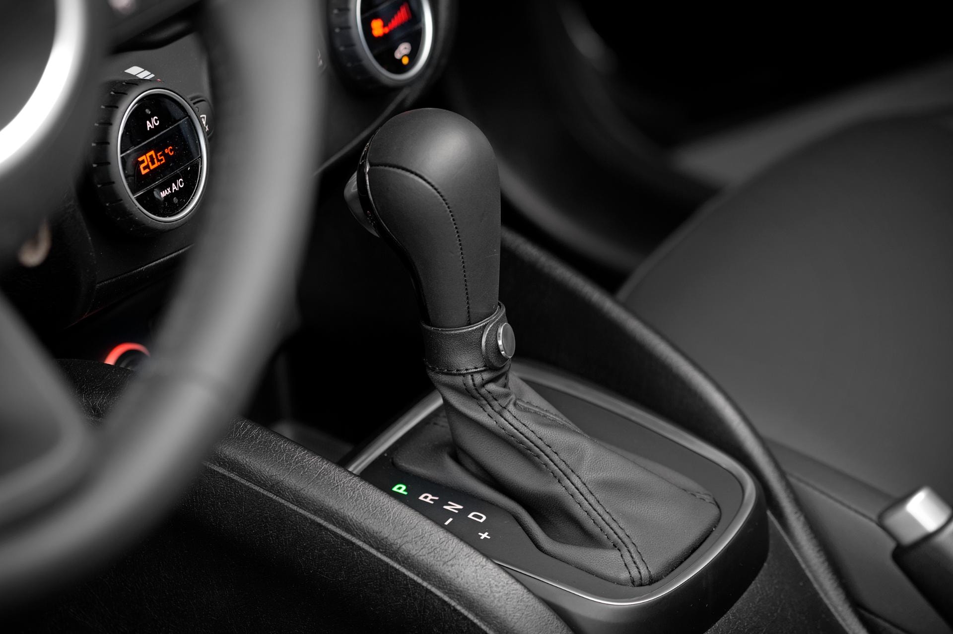 Palanca de cambios automática que combina estilo y funcionalidad.