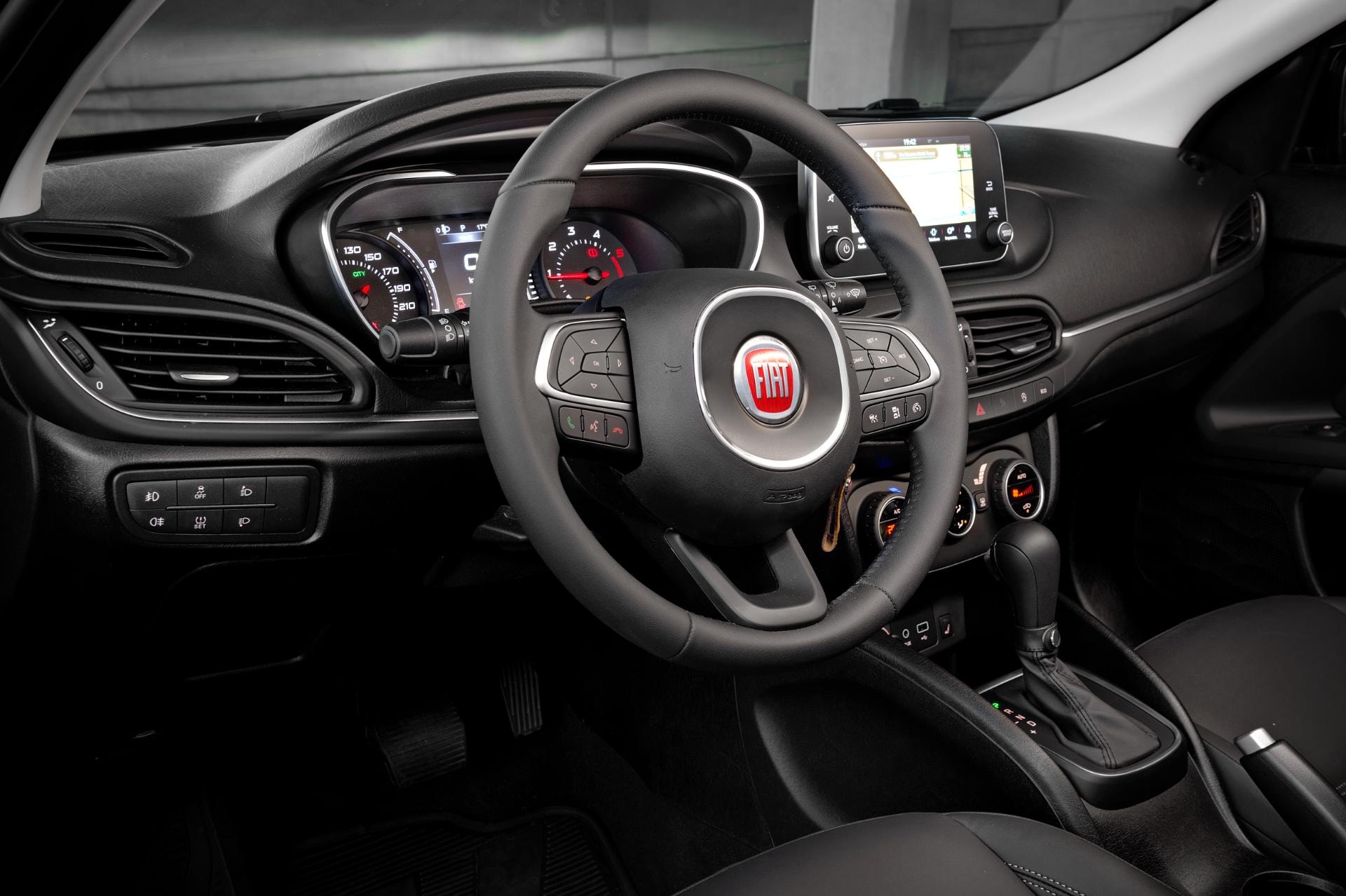 Conducción intuitiva con volante multifunción y consola ergonómica.