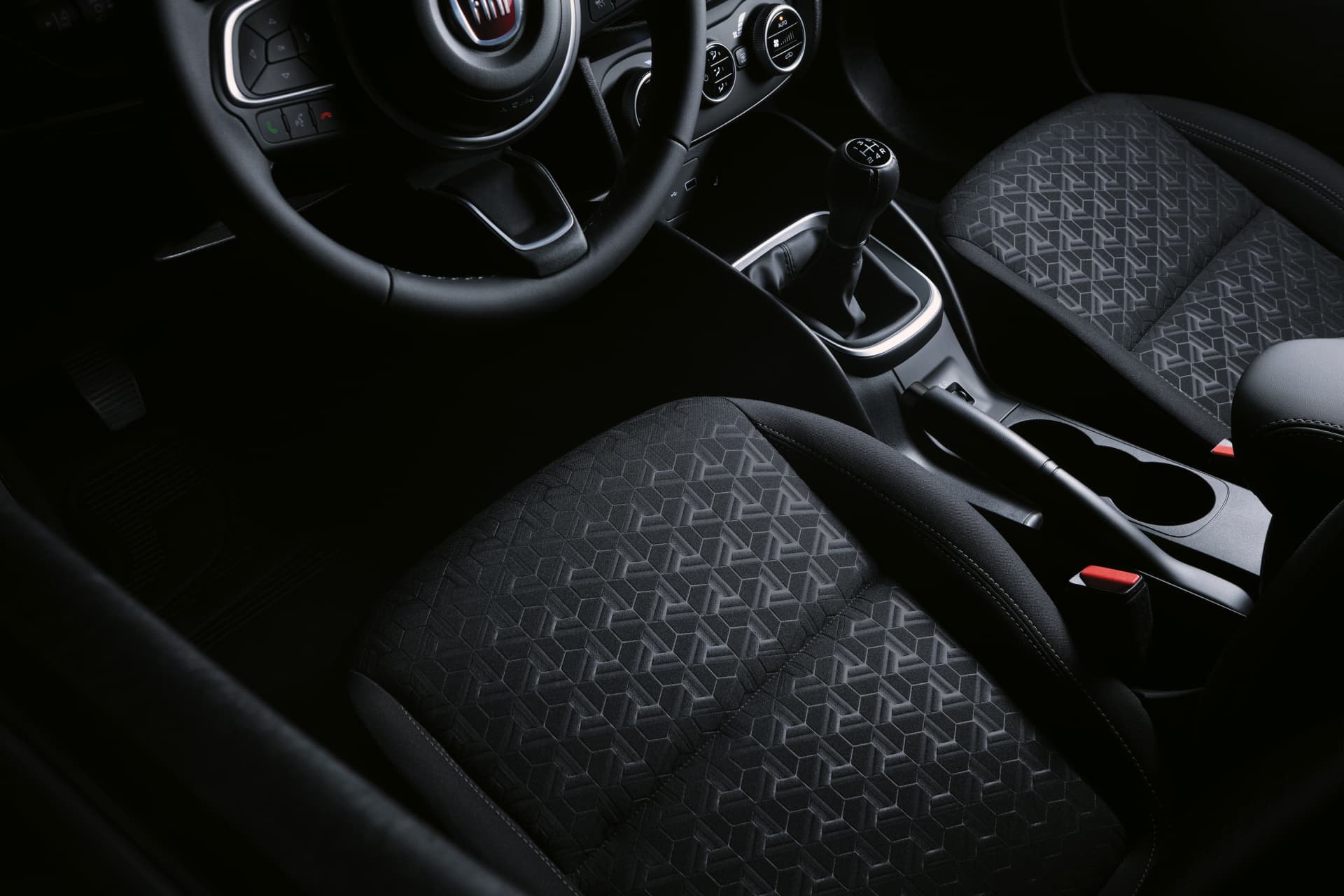 Asientos del Fiat Tipo con patrón geométrico, énfasis en diseño y confort