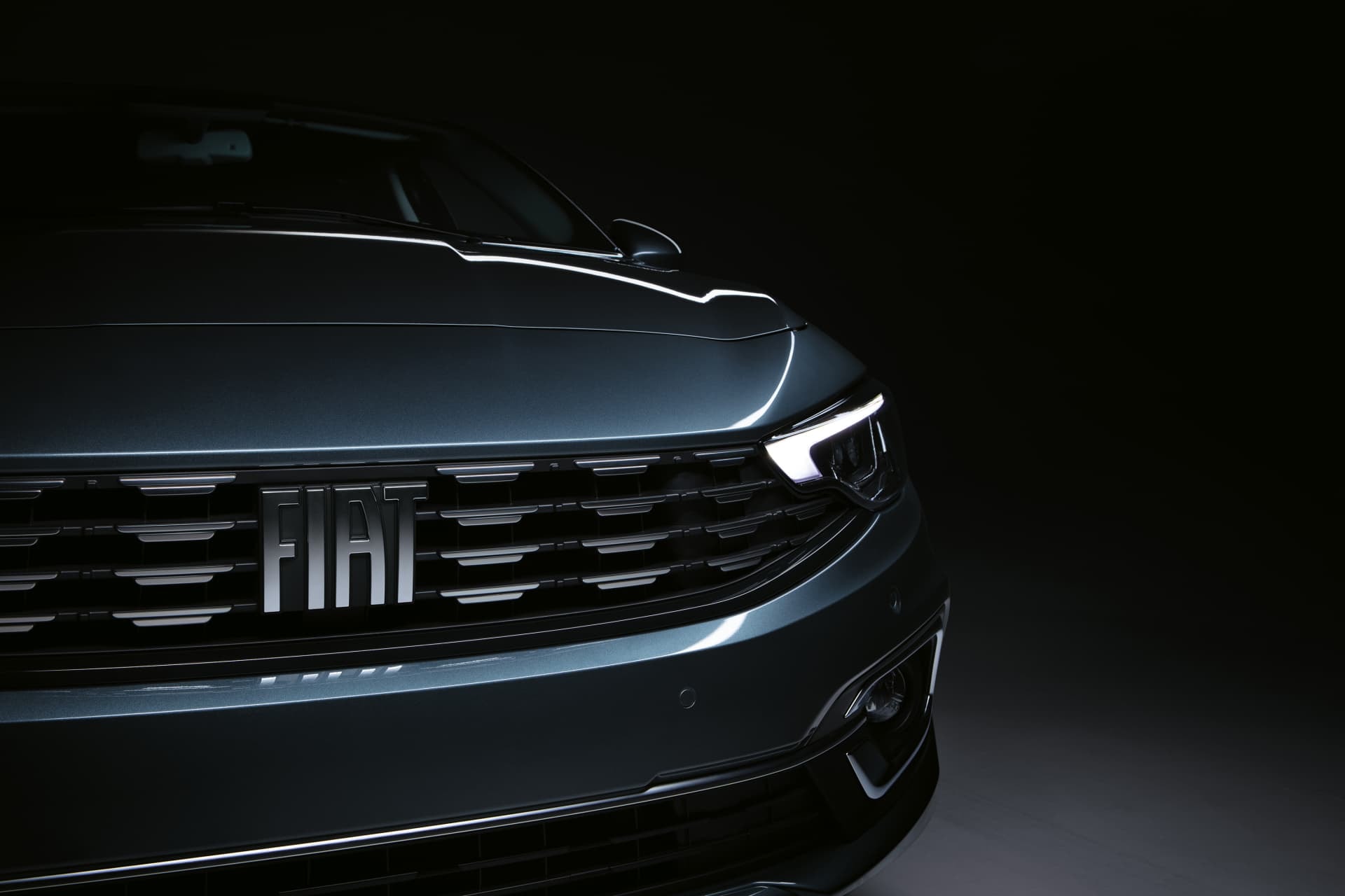 Primer plano de la parrilla del Fiat Tipo, enfocando en el logo.