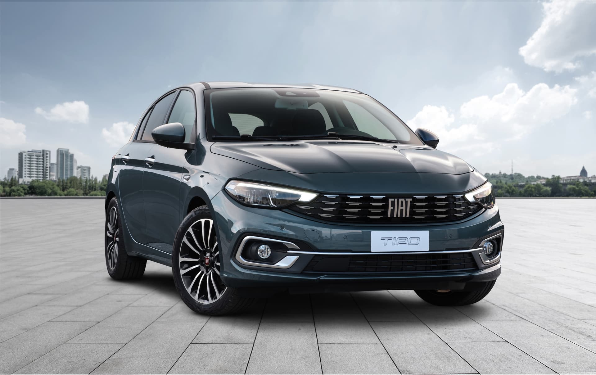 Elegante frontal del Fiat Tipo aparcado, con diseño que comunica modernidad