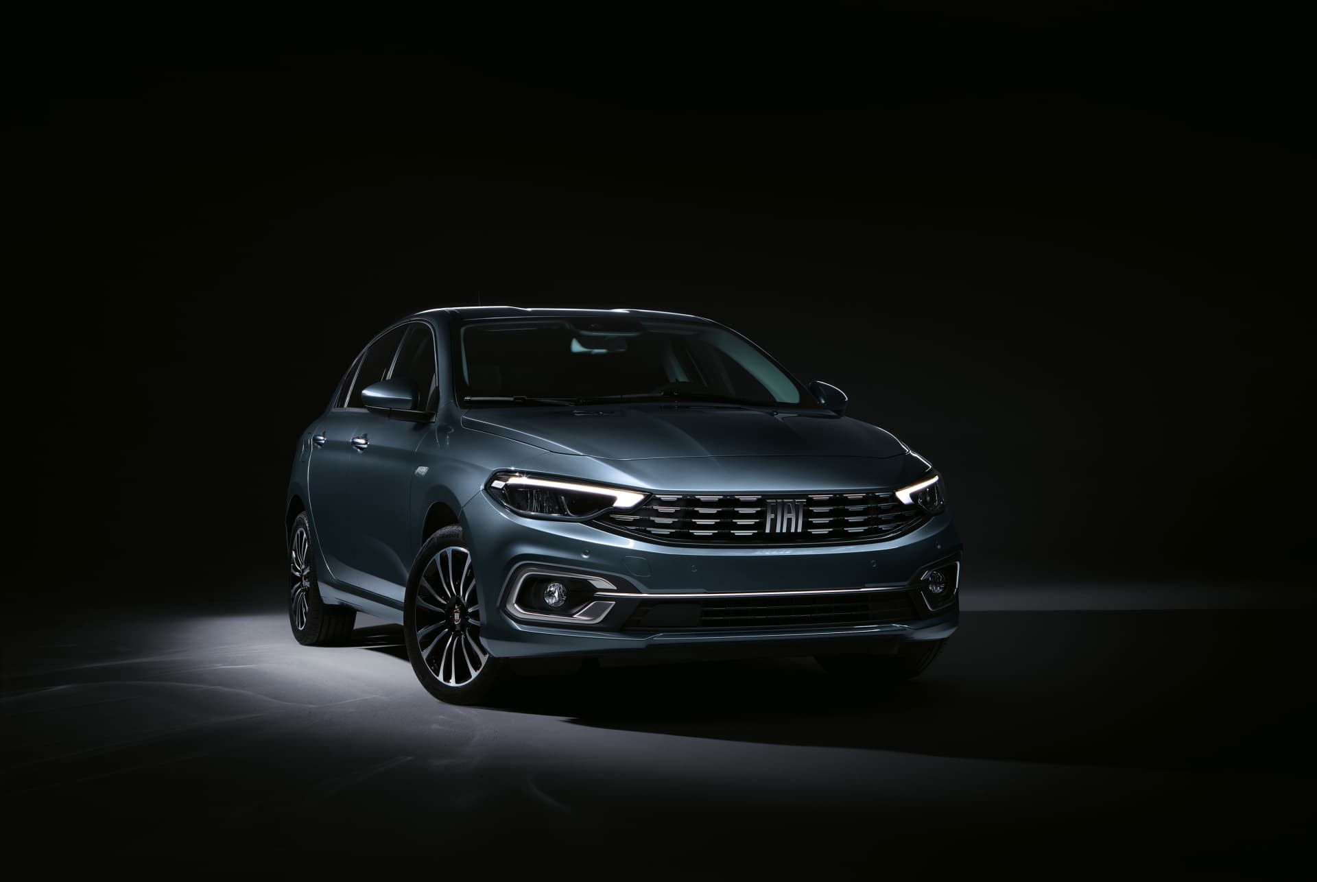 Imagen del Fiat Tipo Hatchback con iluminación dramática que acentúa sus líneas.