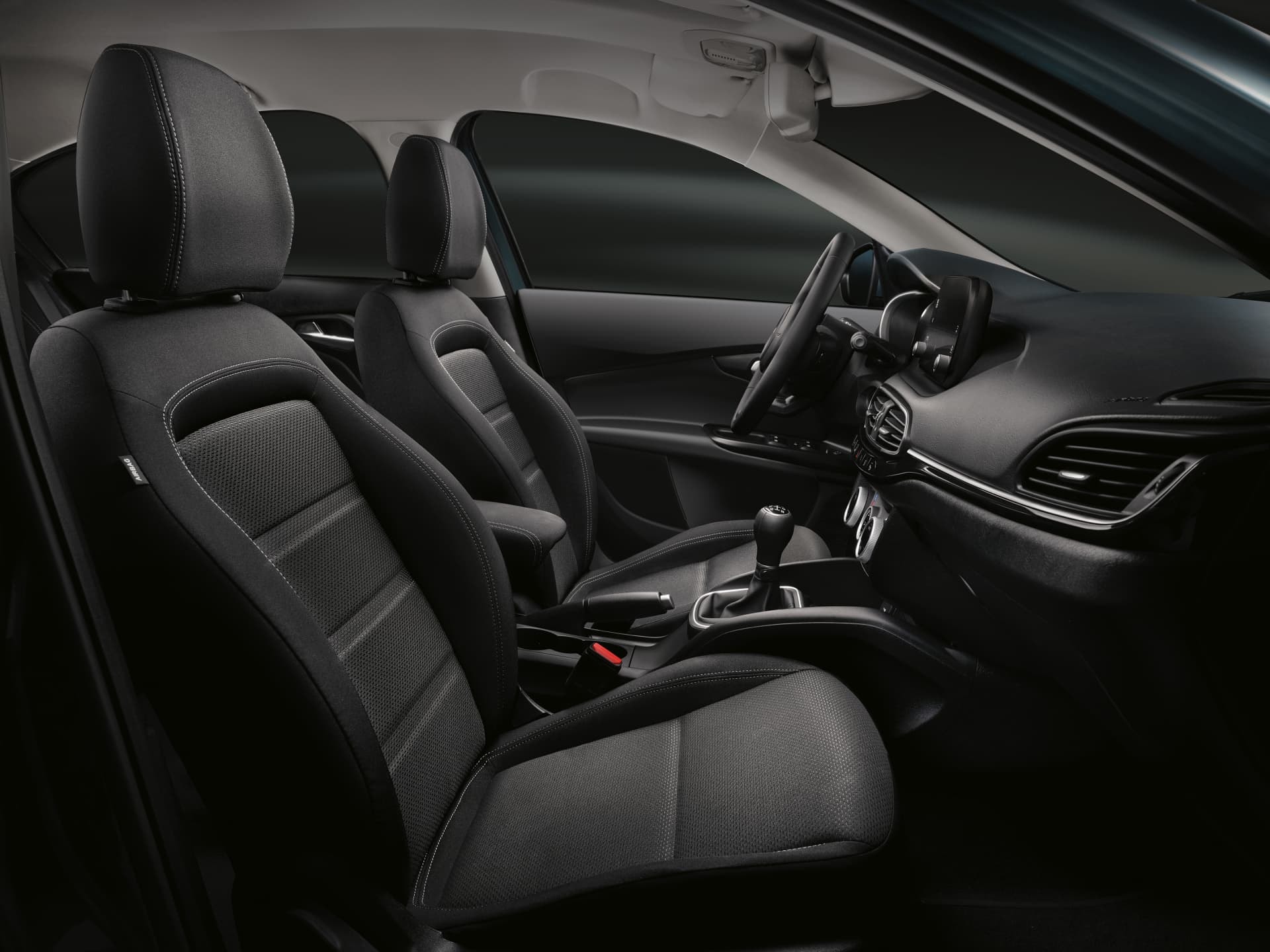Visión general de los asientos, reflejando confort y diseño moderno en el Fiat Tipo.