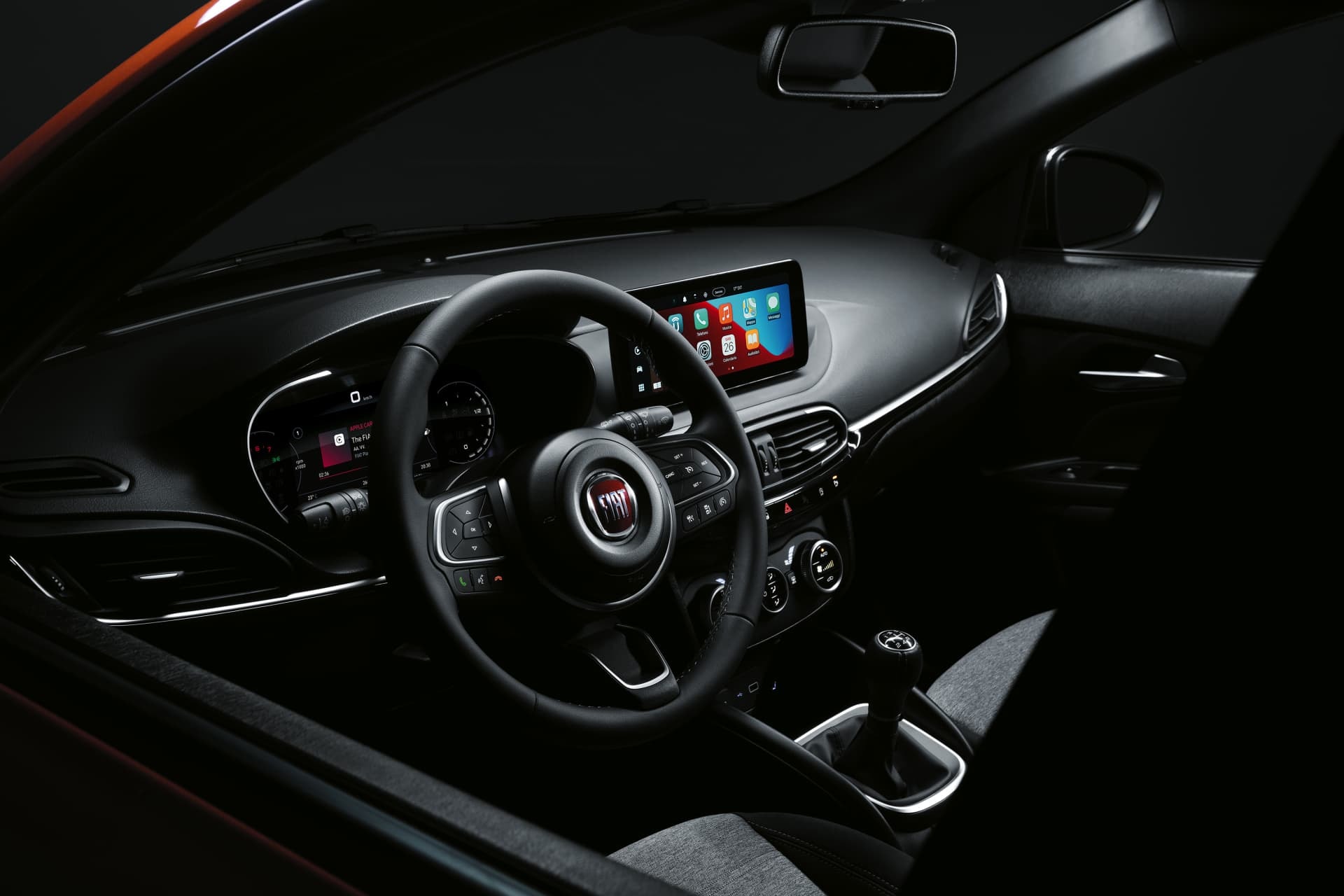 Vista del volante y panel de instrumentos del Fiat Tipo, enfoque en ergonomía