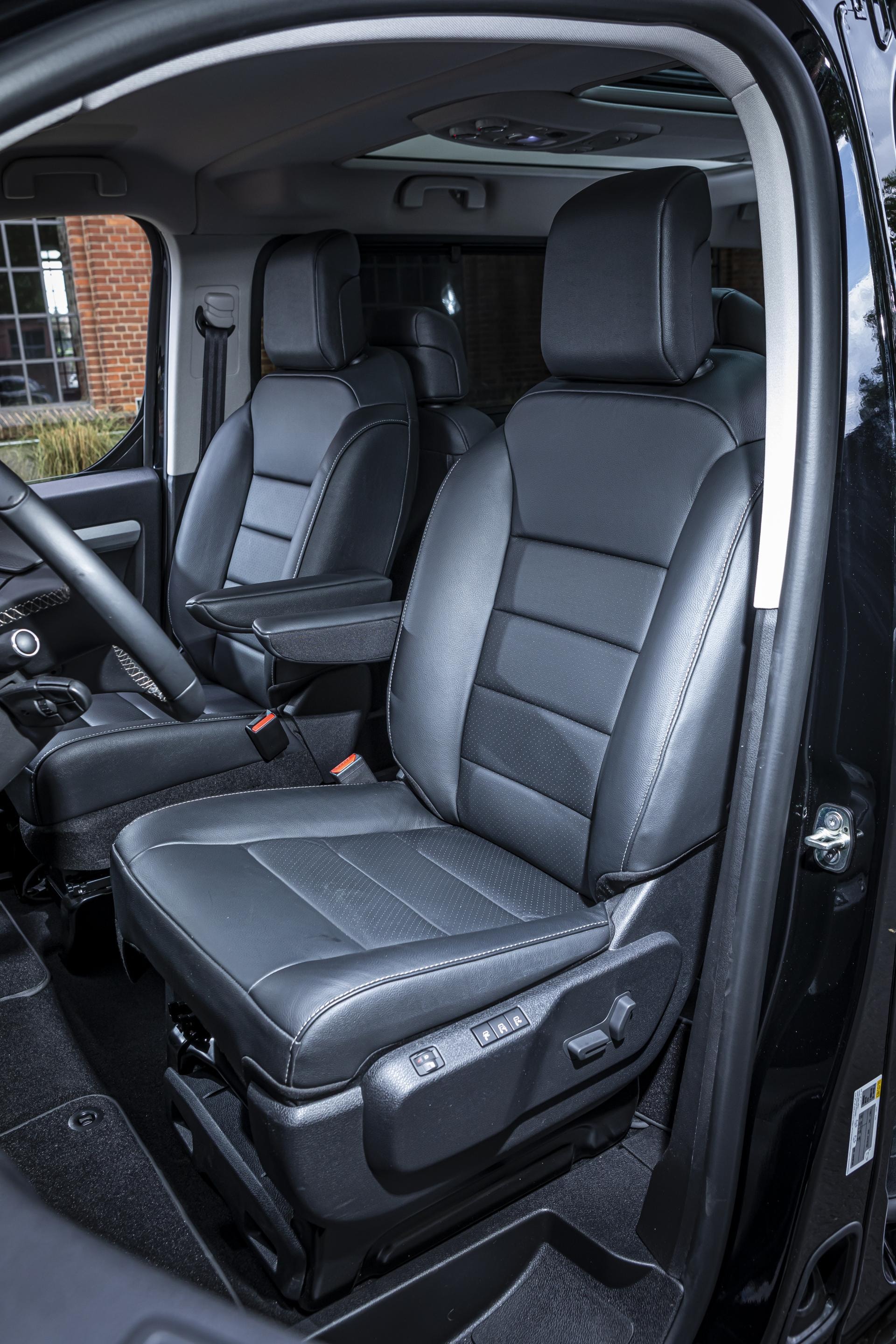 Asientos delanteros tapizados en piel, con ajustes eléctricos y ergonómicos.