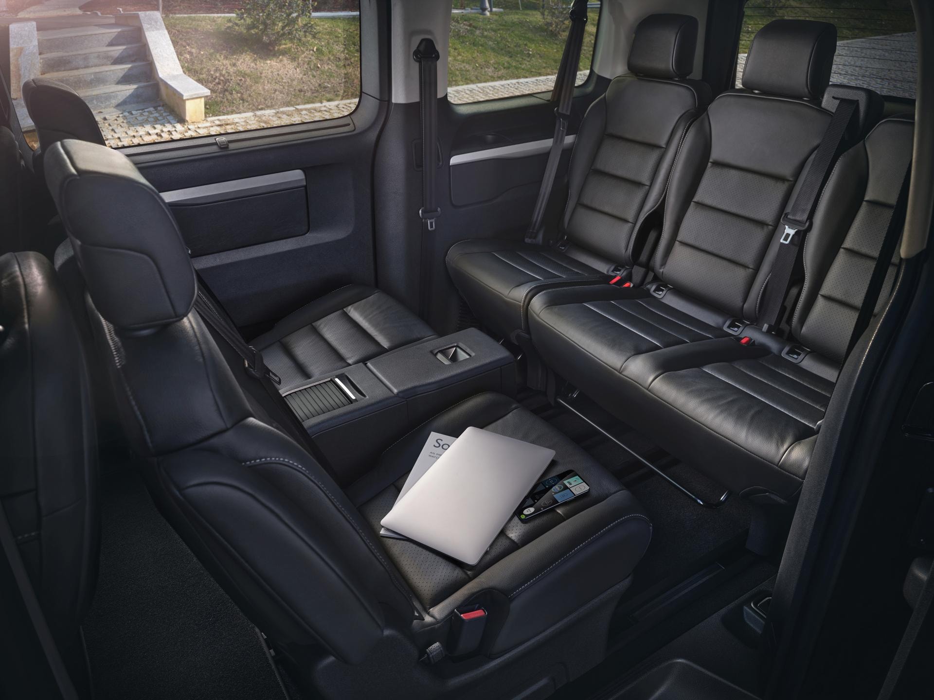 Configuración interior orientada a la comodidad y el trabajo móvil