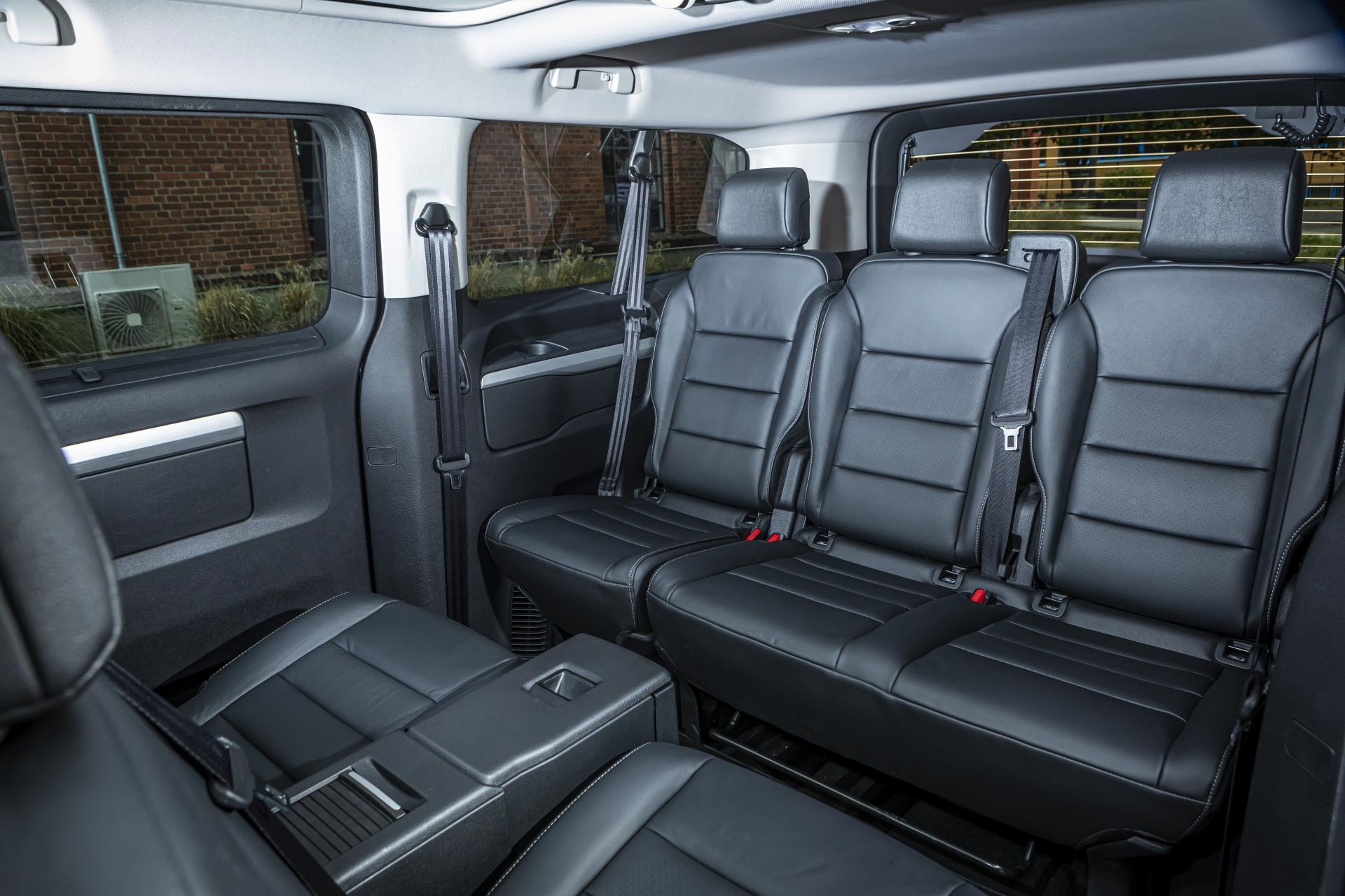 Asientos traseros en configuración de tres filas, mostrando amplitud y confort.